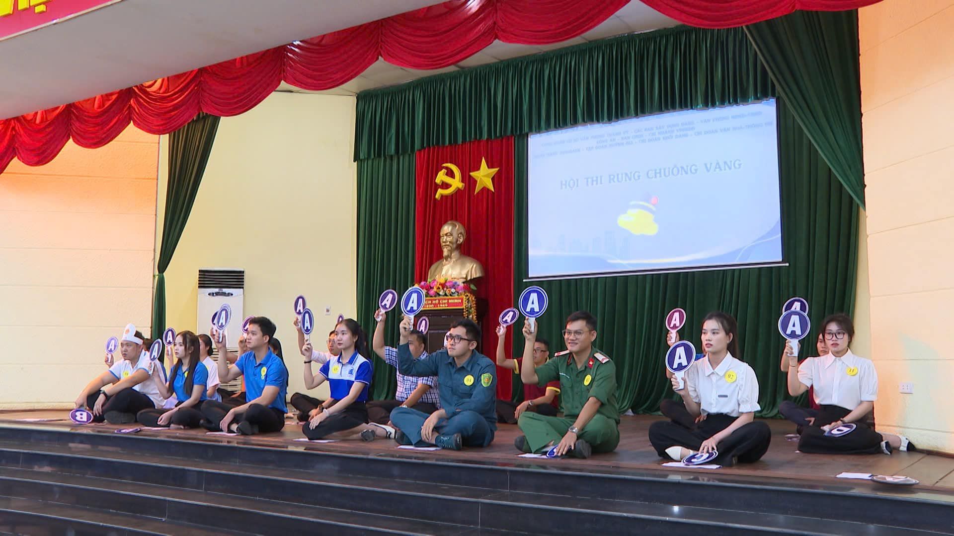 Có thể là hình ảnh về 9 người và văn bản