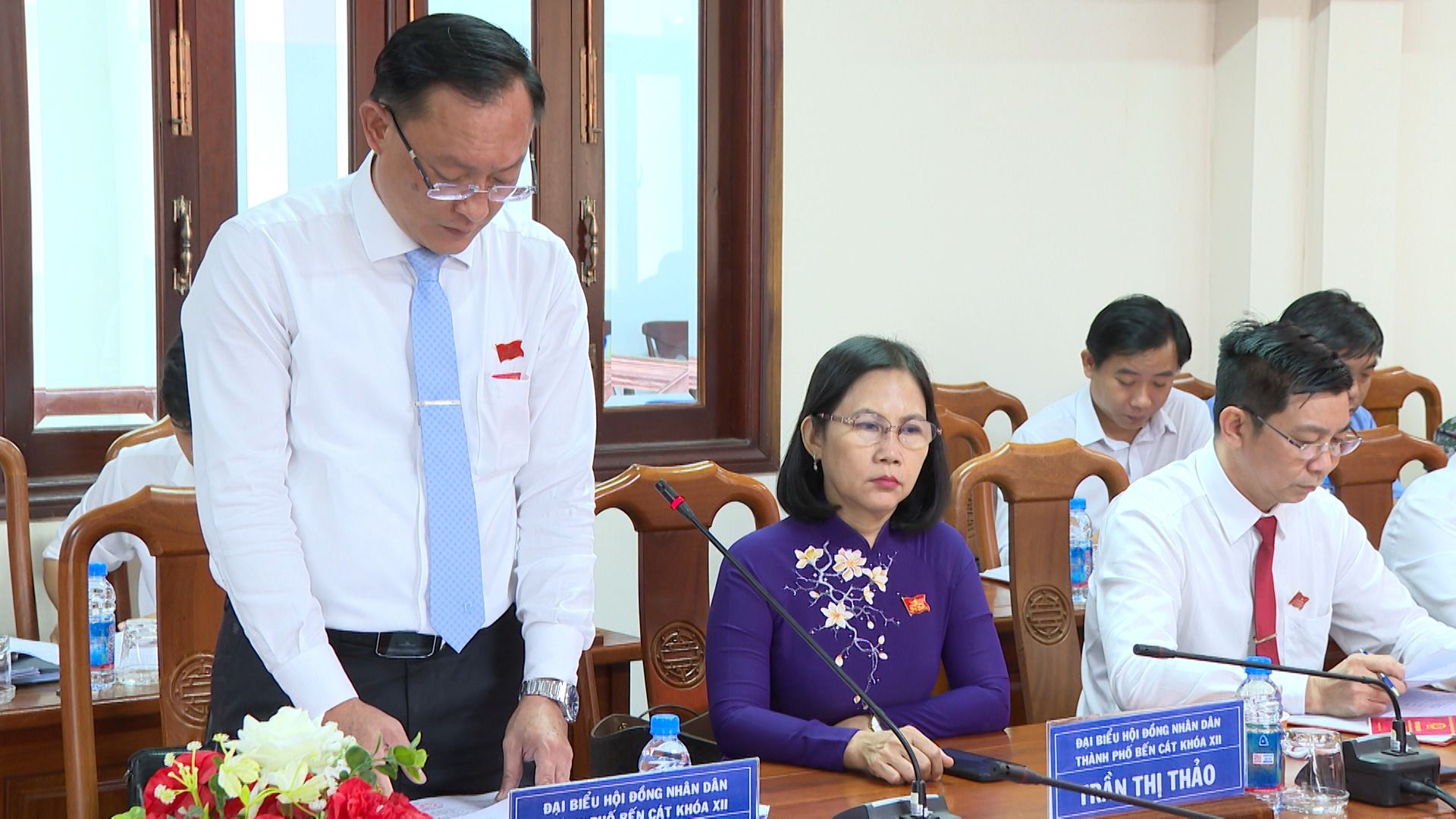 C&oacute; thể l&agrave; h&igrave;nh ảnh về 4 người, c&aacute;i bục v&agrave; văn bản