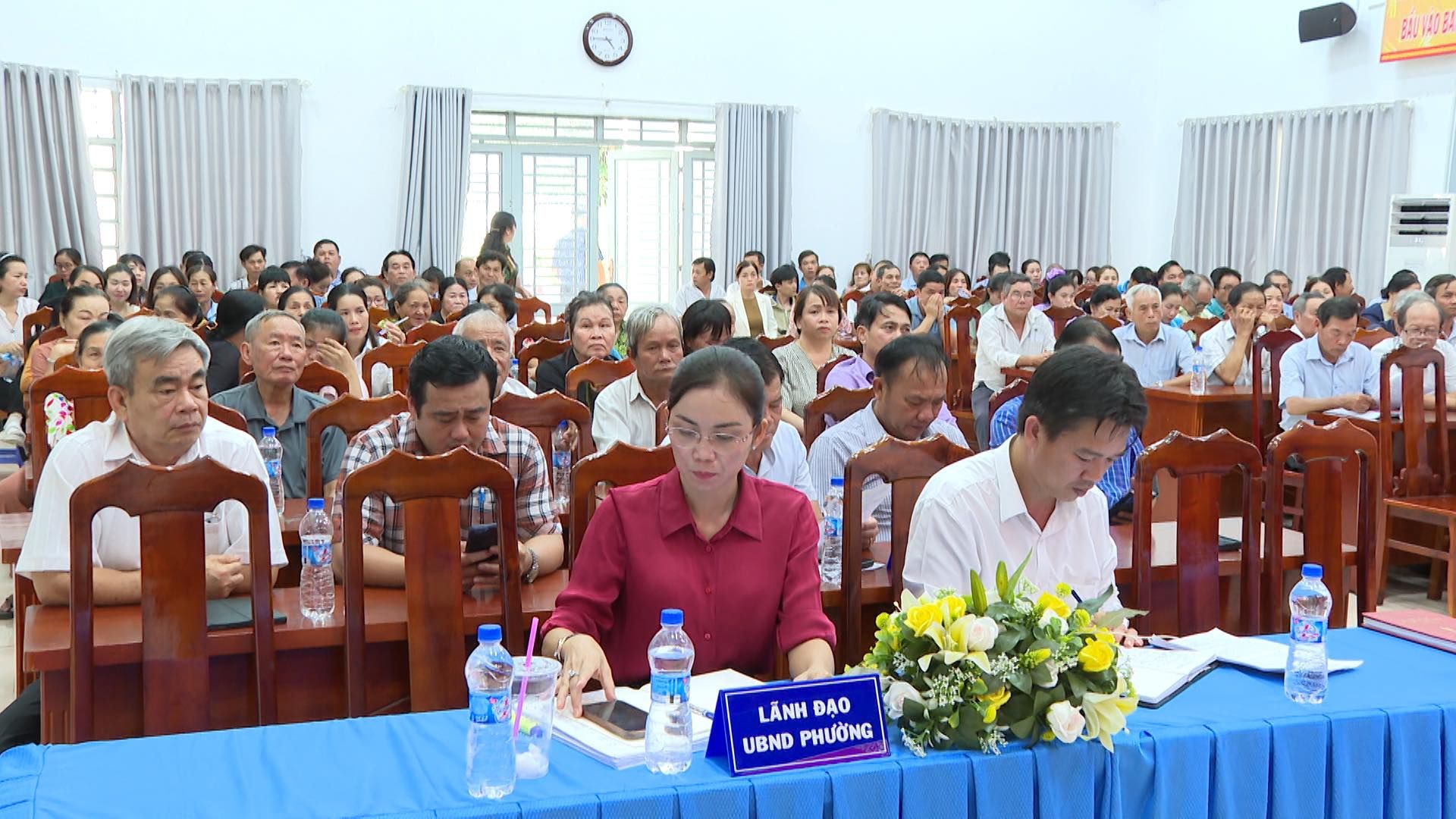 C&oacute; thể l&agrave; h&igrave;nh ảnh về một hoặc nhiều người, c&aacute;i bục v&agrave; văn bản cho biết '1010 Mf L&Atilde;NH LĂNHĐẠO ĐẠO UBND UBNDPHƯỜNG PHƯỜNG'