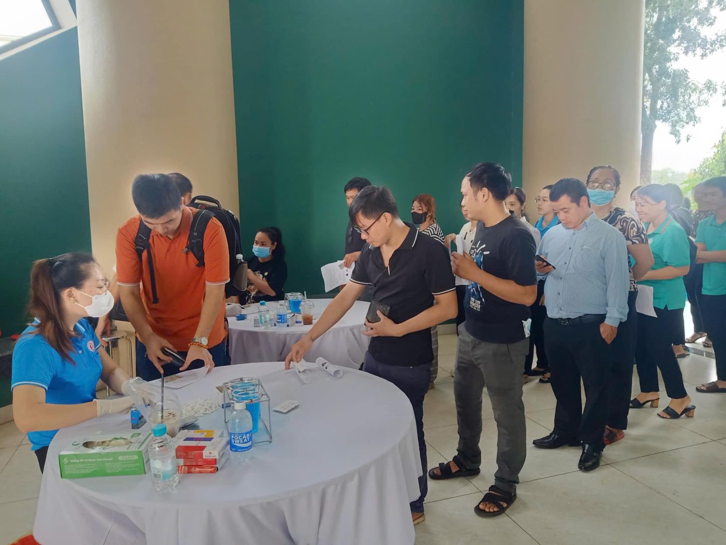 Có thể là hình ảnh về 8 người, mọi người đang học, bàn, bệnh viện và văn bản