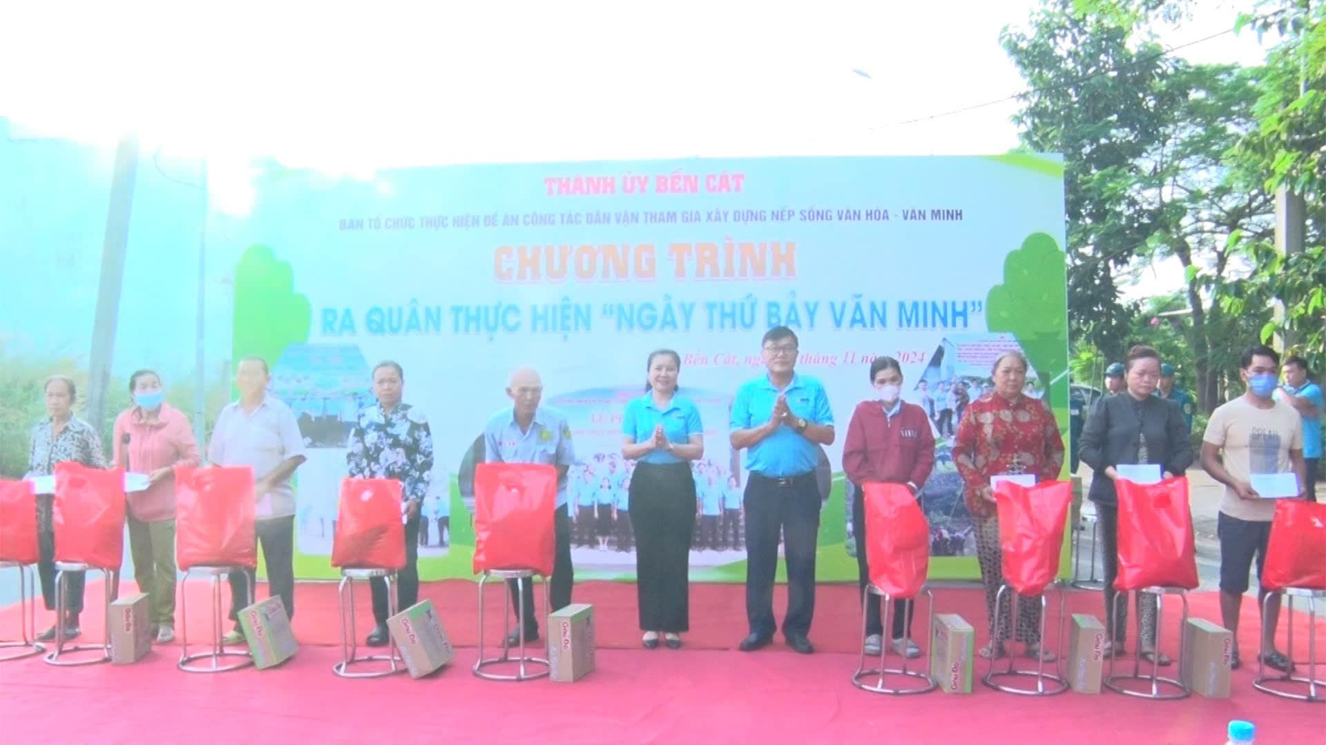 C&oacute; thể l&agrave; h&igrave;nh ảnh về 12 người v&agrave; văn bản