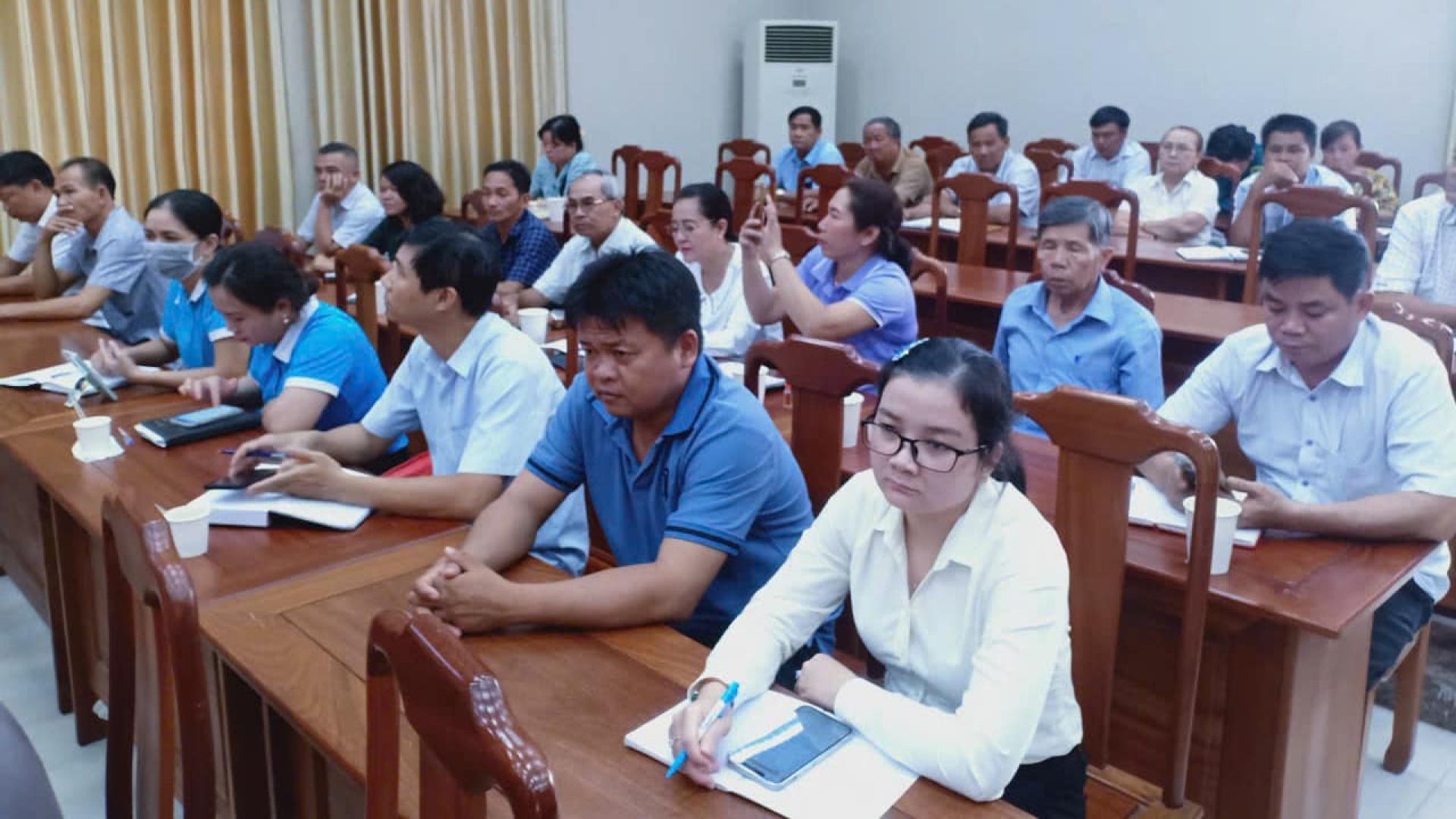 Có thể là hình ảnh về 5 người và mọi người đang học