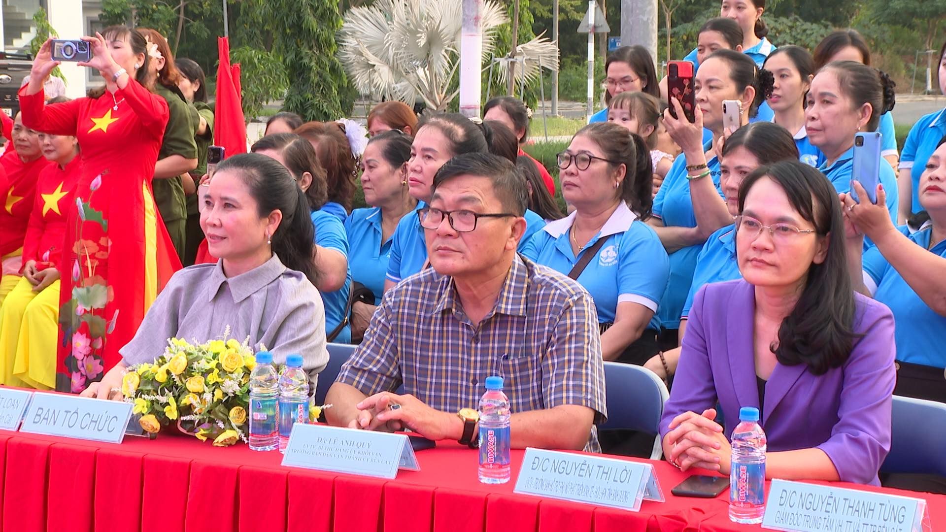 Có thể là hình ảnh về 7 người và văn bản