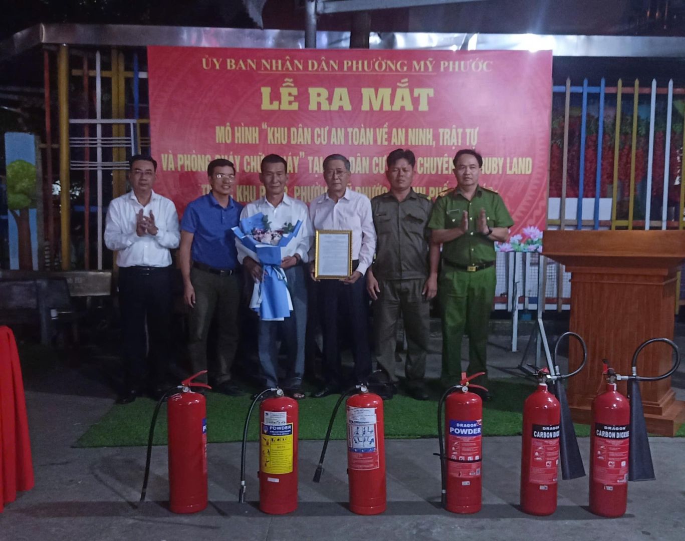 Có thể là hình ảnh về 6 người và văn bản