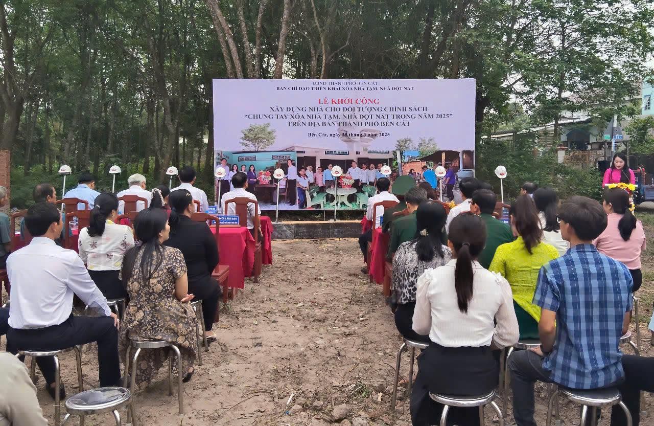 Có thể là hình ảnh về 8 người, cây và văn bản
