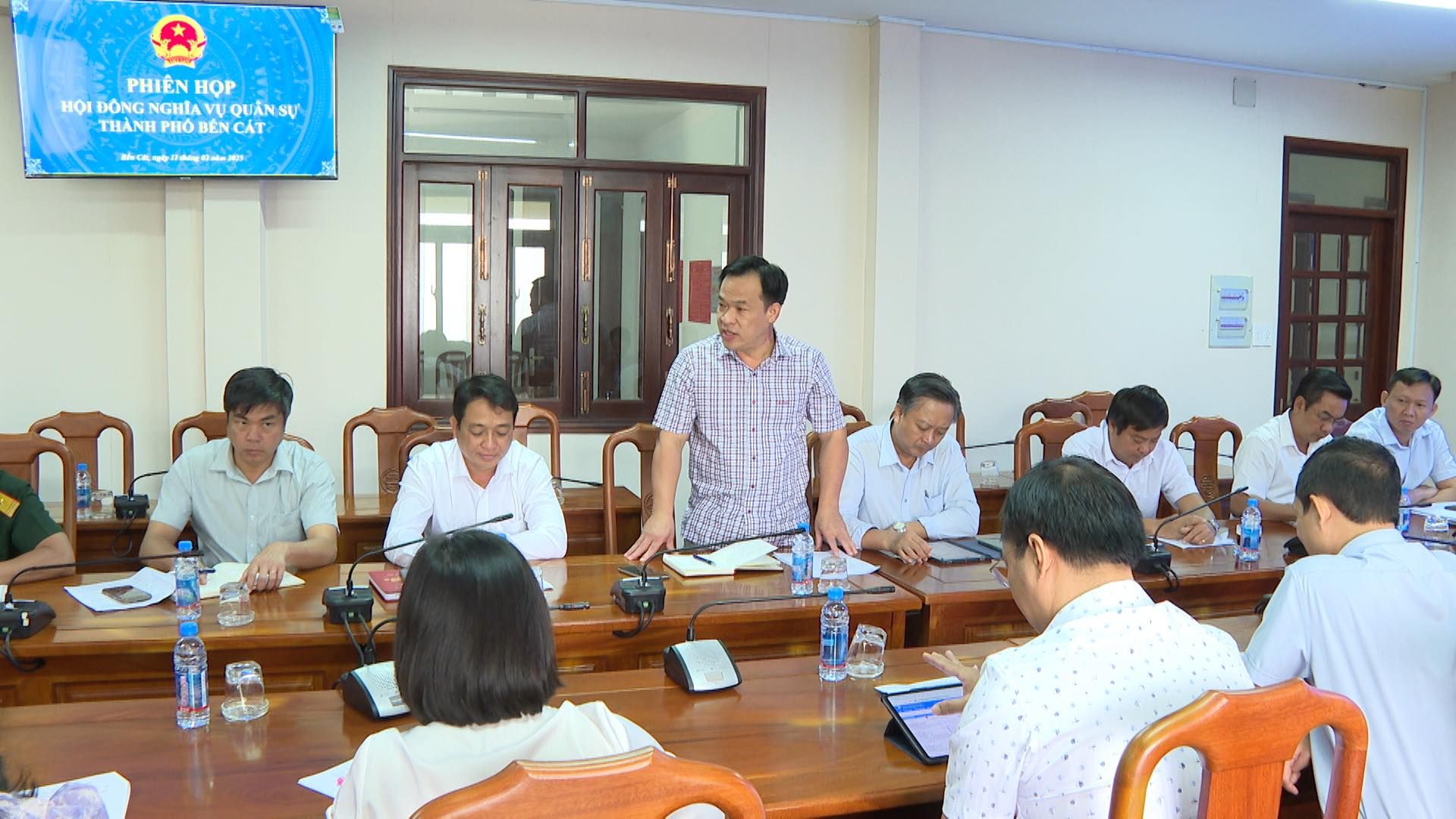 Có thể là hình ảnh về 10 người, mọi người đang học, bàn và văn bản