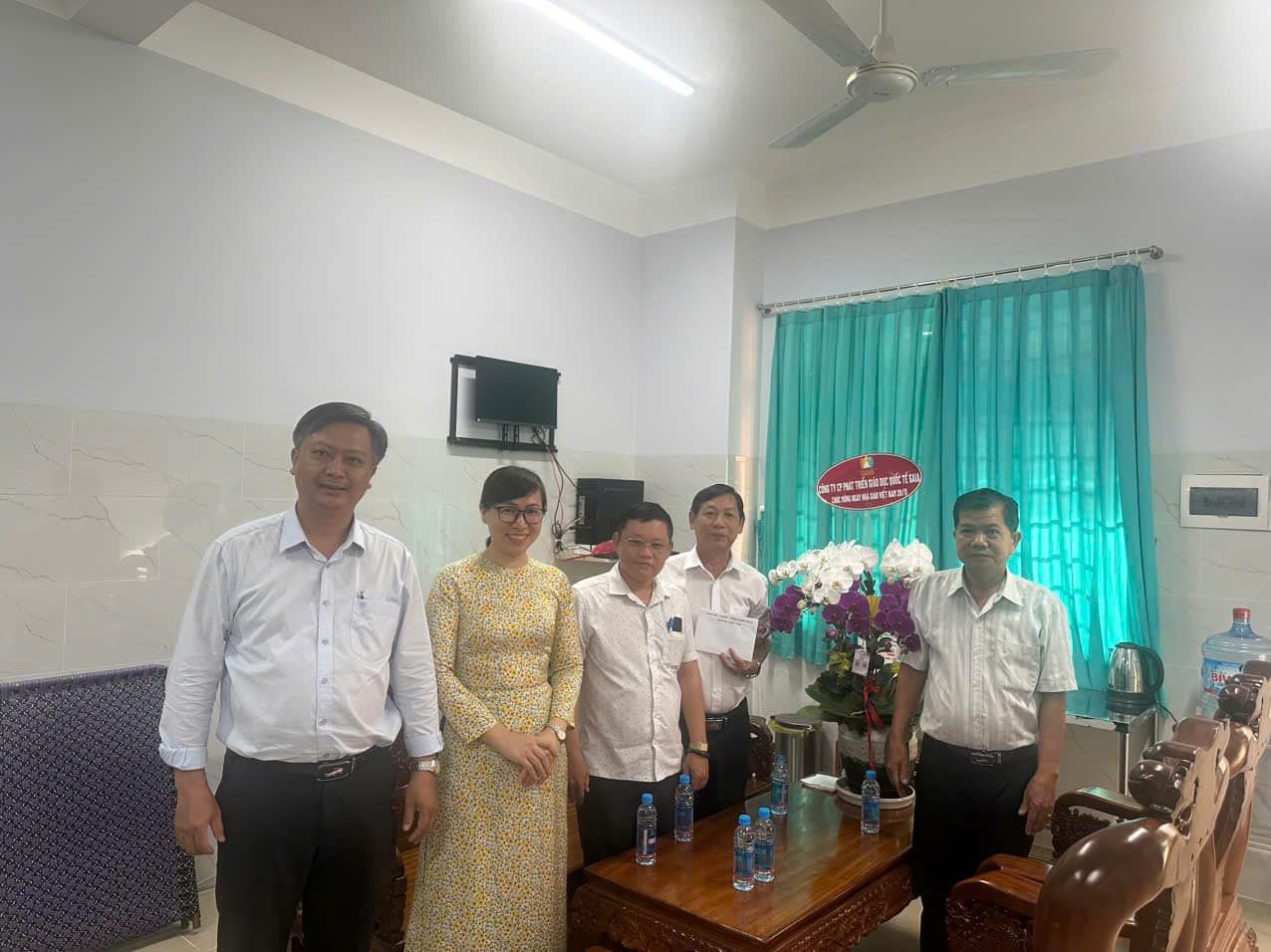 Có thể là hình ảnh về 6 người, bệnh viện, cái bục và văn bản