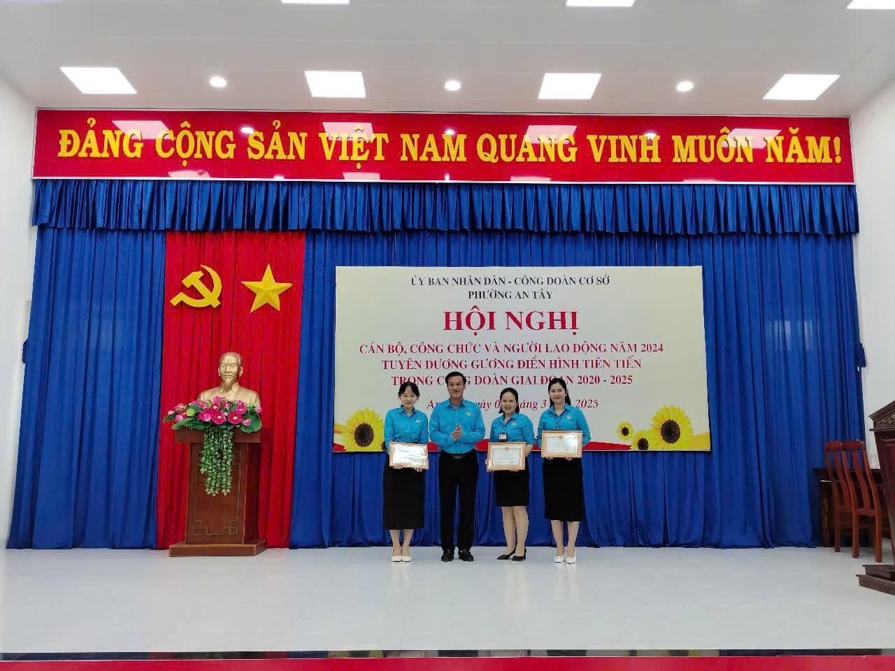 Có thể là hình ảnh về ‎4 người, cái bục và ‎văn bản cho biết '‎ĐẢNG CỘNG SẢN VIỆT NAM QUANG VINH MUÔNNĂM! MUON NĂM! که LY BAN NHÂN DÂN CÔNG DOÀN LYBANHİNDİN-CONGDOİNCLSO dsó PHƯỞNG HÔINGHỊ HỘI NGHI CÁN BÔ. CÔNG CHỨC NGƯỜI LAO ĐÔNG NĂM 2024 TUYEN DƯƠNG ĐIÊN HINH TIEN TIÊN TRONG DOAN COORDOiNGINLDPN.2020-2025 GIAI 2020 2025 OV 2/ 2025‎'‎‎