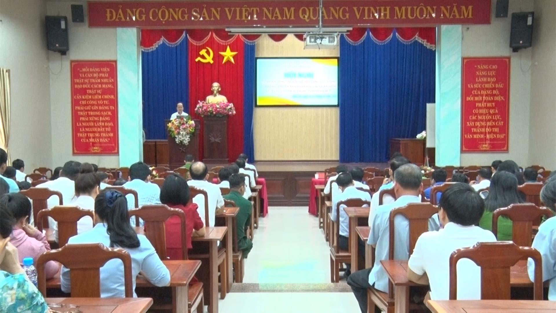 Có thể là hình ảnh về 9 người và văn bản