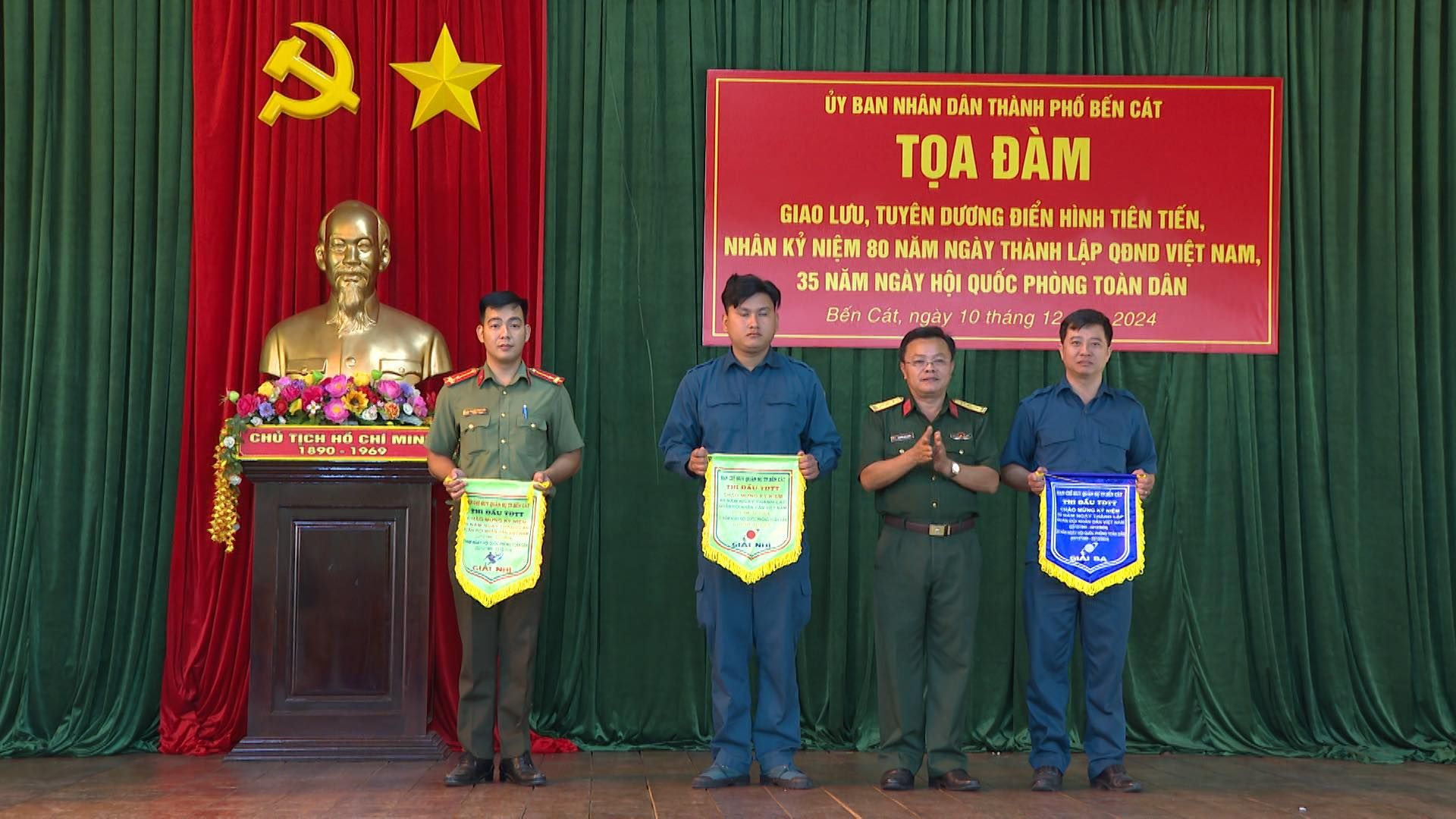 Có thể là hình ảnh về 4 người và văn bản