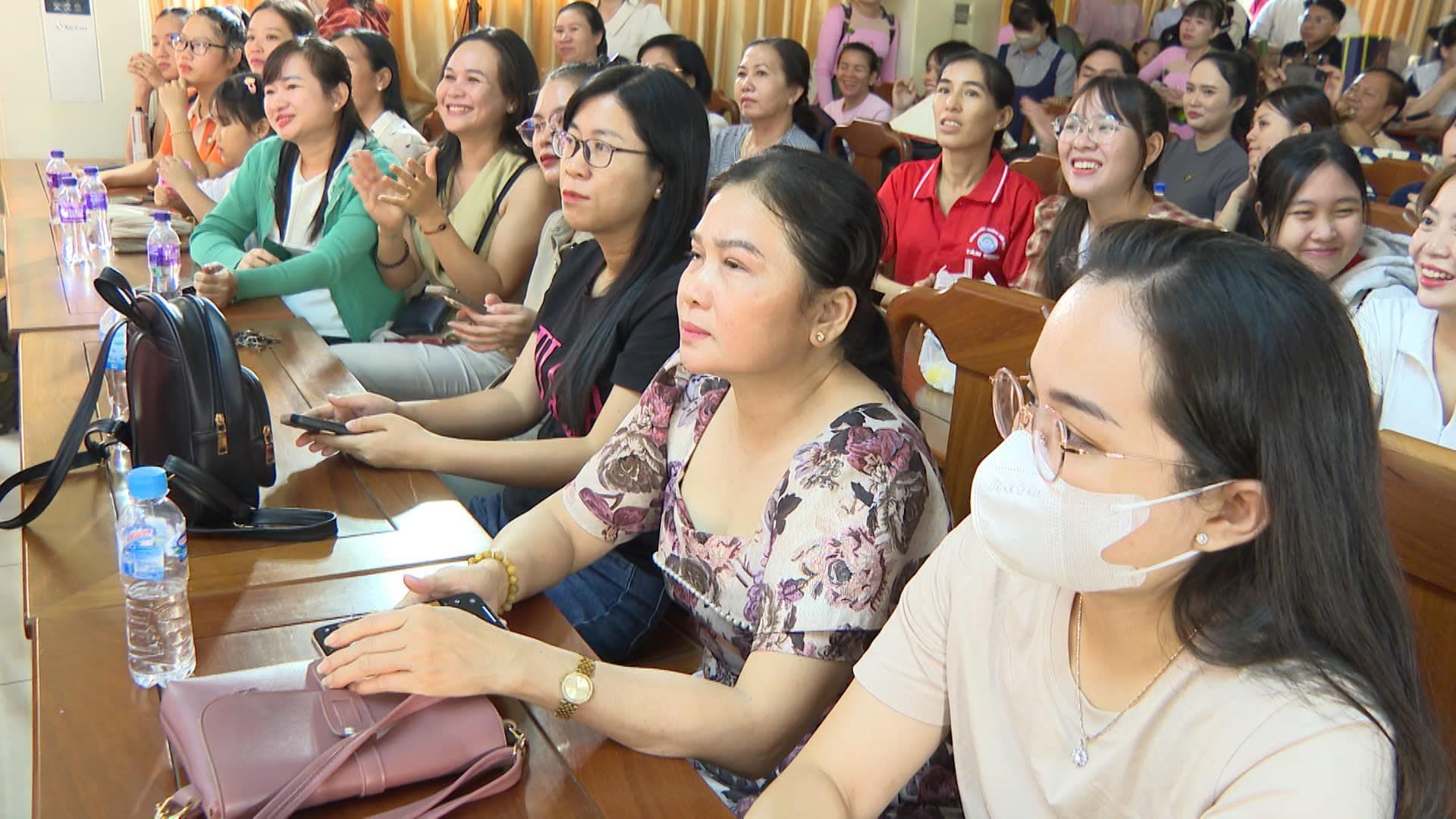 Có thể là hình ảnh về 5 người, mọi người đang học và bệnh viện