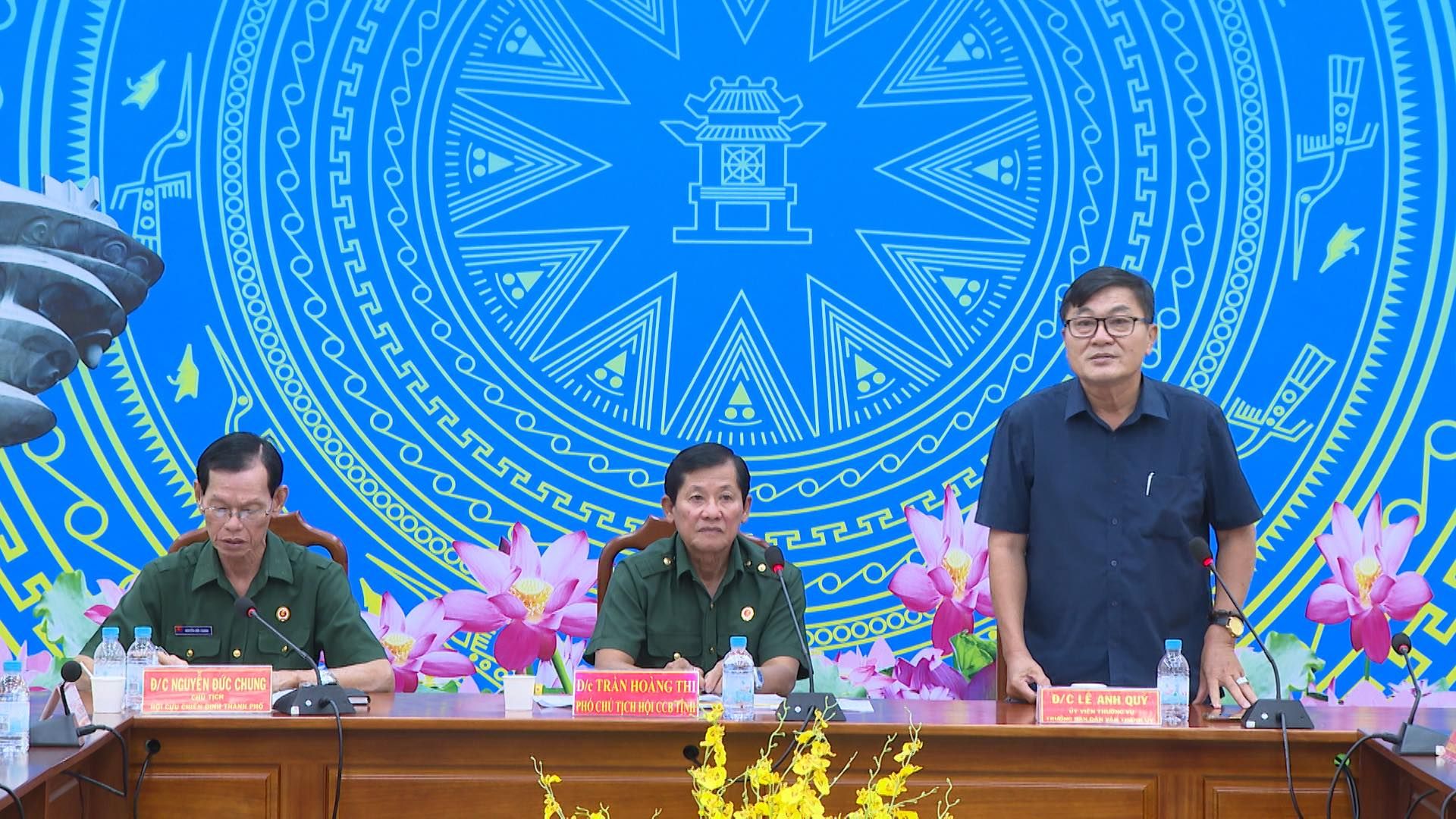 Có thể là hình ảnh về 4 người, TV và văn bản