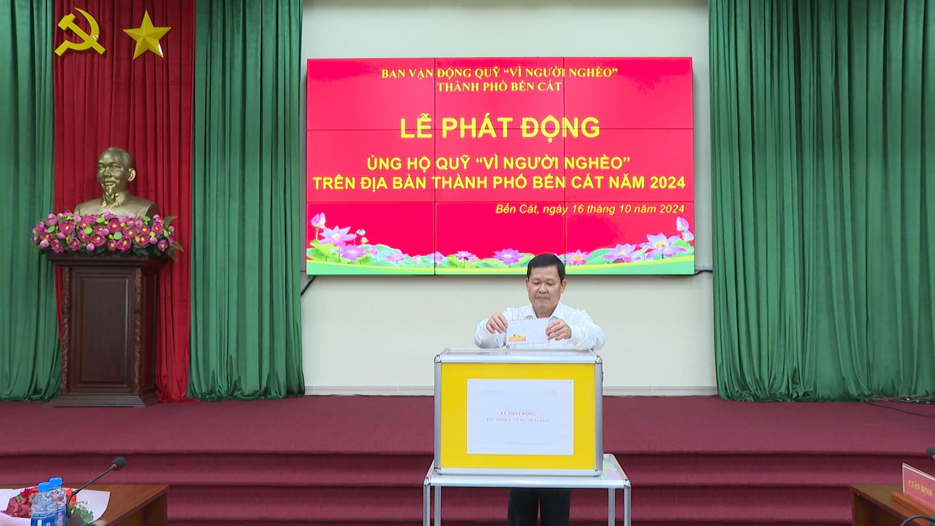 Có thể là hình ảnh về 1 người, cái bục và văn bản