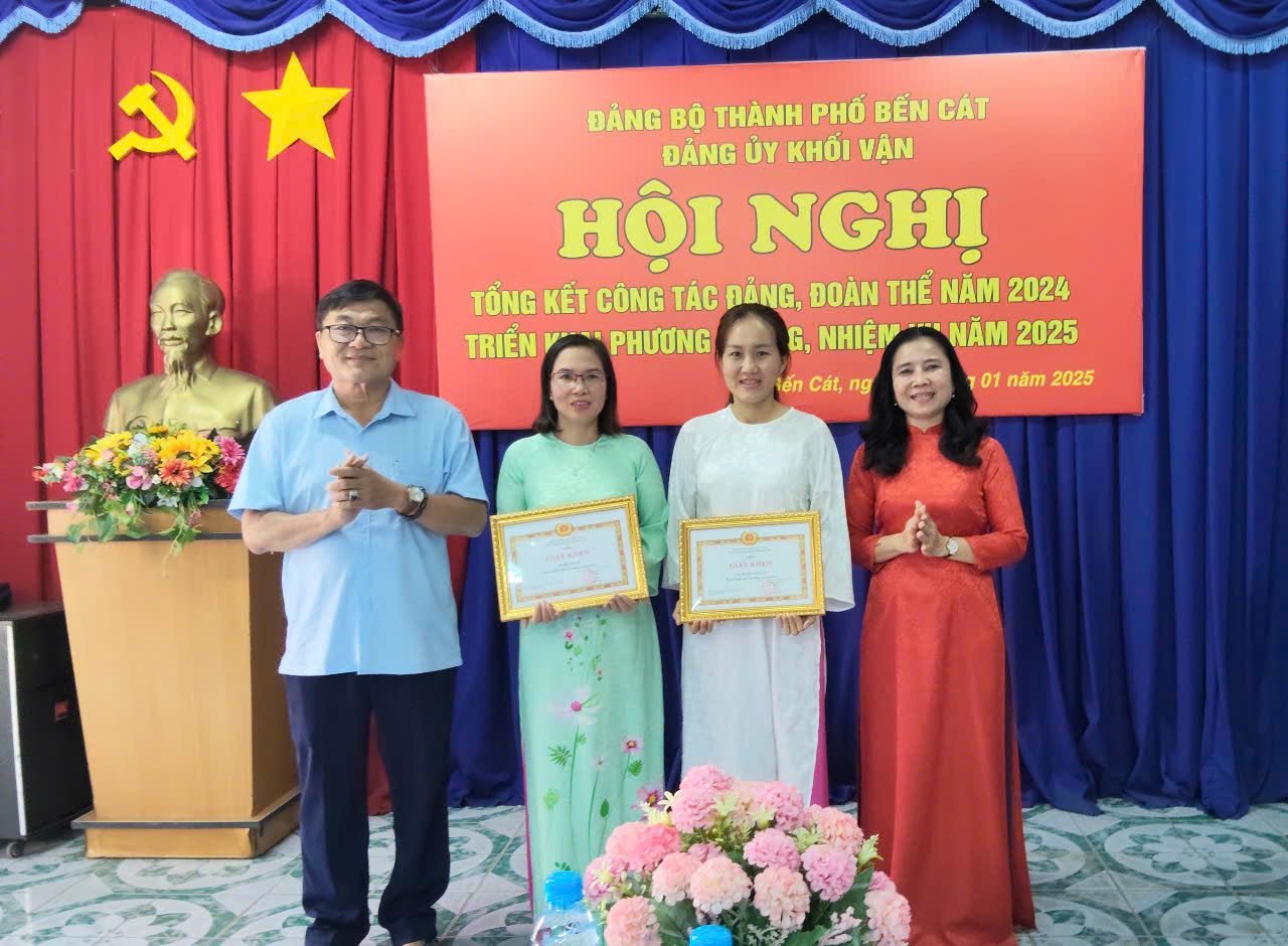 Có thể là hình ảnh về 4 người và văn bản