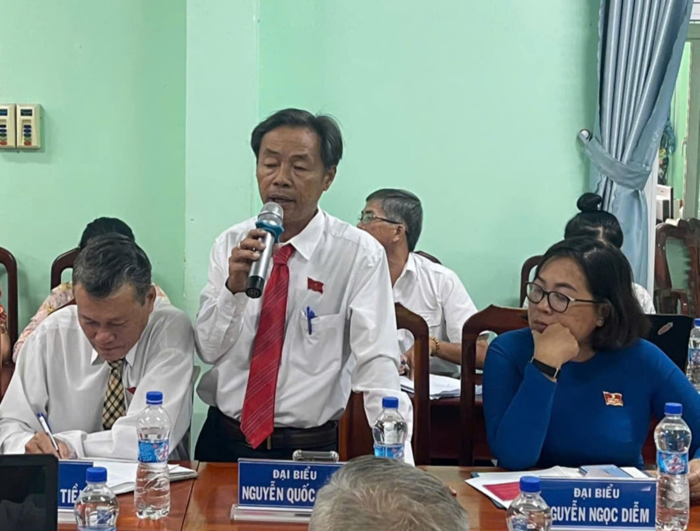 Có thể là hình ảnh về 5 người và văn bản