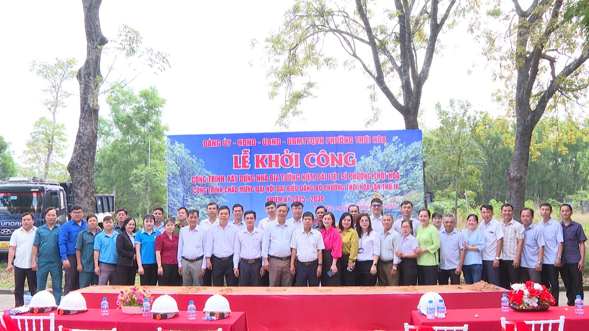 Có thể là hình ảnh về 10 người và văn bản cho biết 'unDas ĐÁNG UY HOND UBNO UBMTTOUN PHƯƠNG Tά HÒA LỄ KHỞI CÔNG CONGTRINH XAY DUNG NHA BIA TƯÔNG NIEM DA UIỆT PHUONG THOI HOA CONG TAIHH CKAO MUNG AI HOI AL8 BIE ĐÁNG BO PHUONG OI HOATLAW THU UEMK 2025 2030'