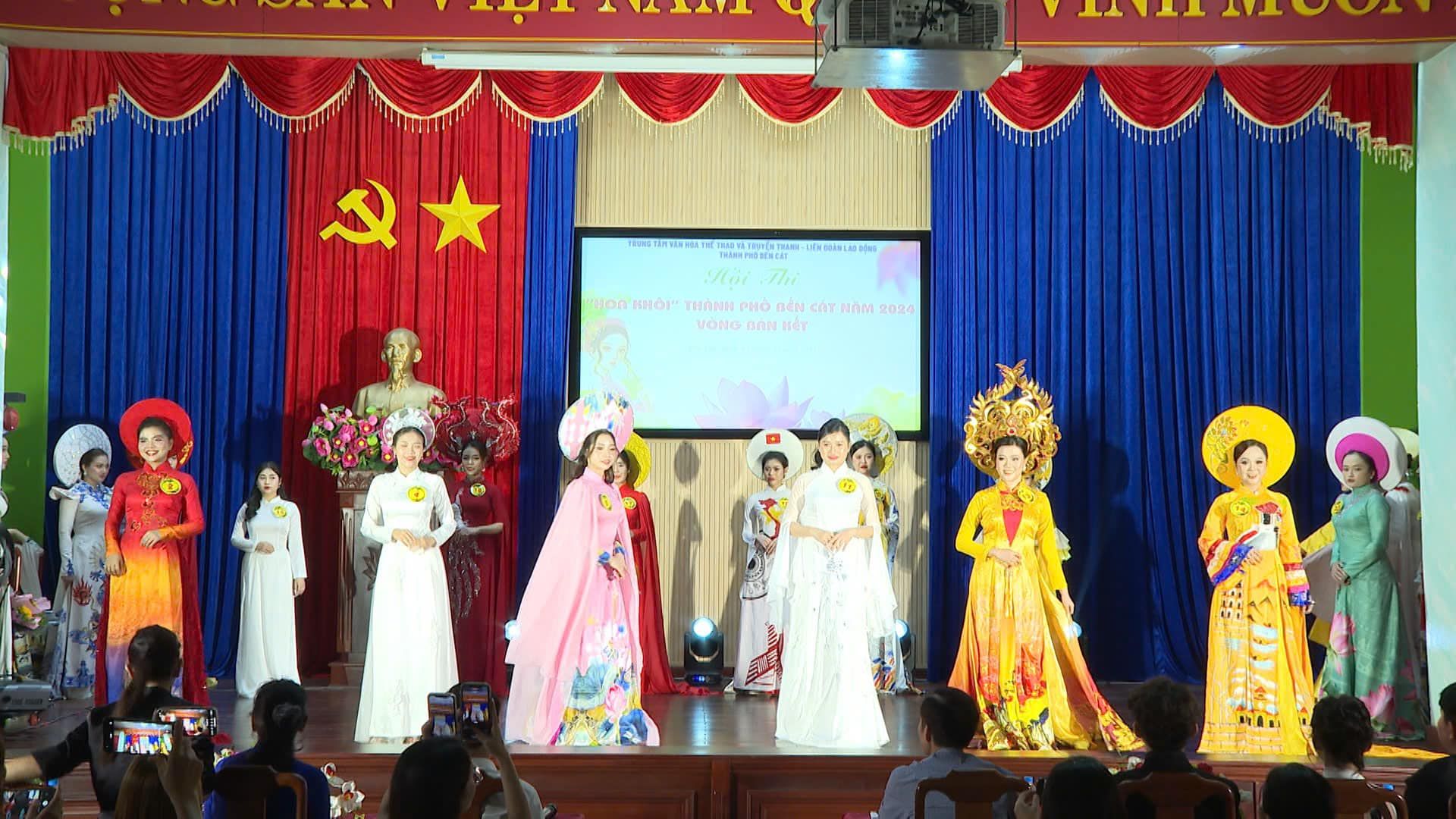 Có thể là hình ảnh về 12 người, cái bục và văn bản