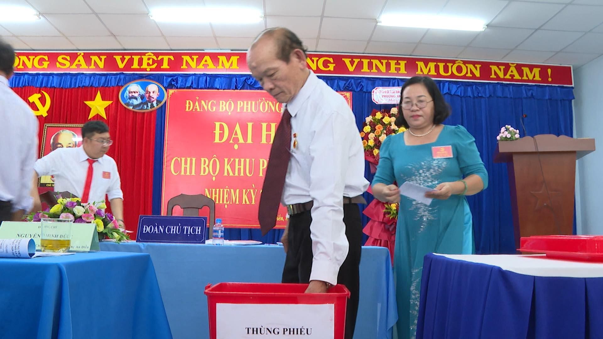 Có thể là hình ảnh về 4 người và văn bản