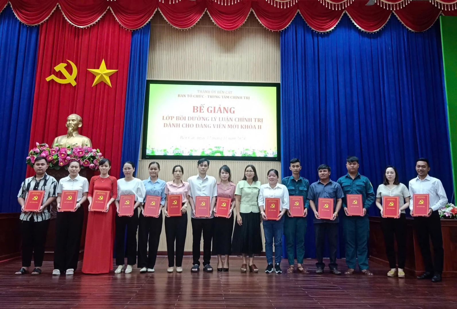 Có thể là hình ảnh về 15 người, cái bục và văn bản