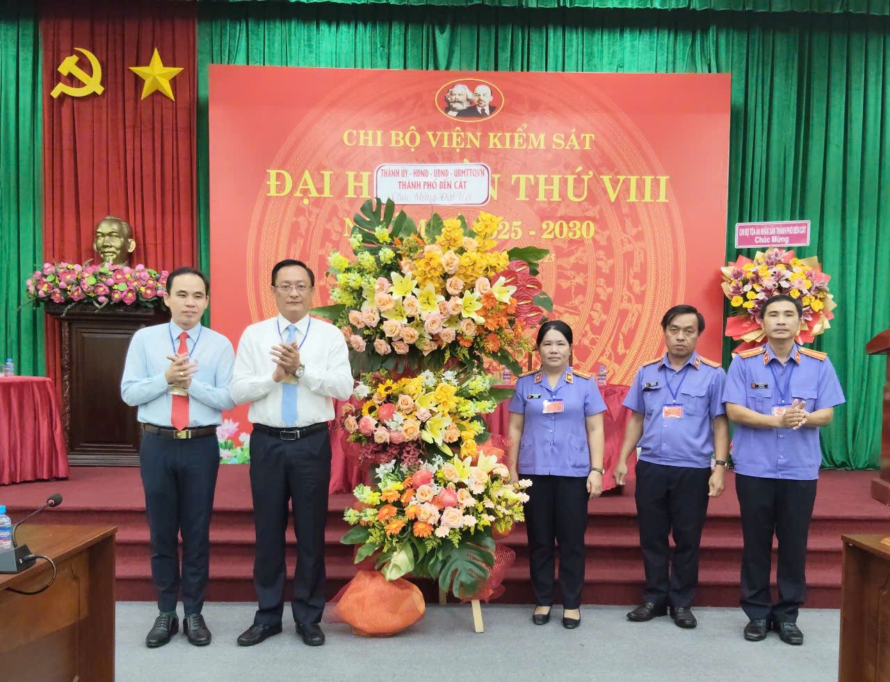 Có thể là hình ảnh về 5 người, cái bục và văn bản