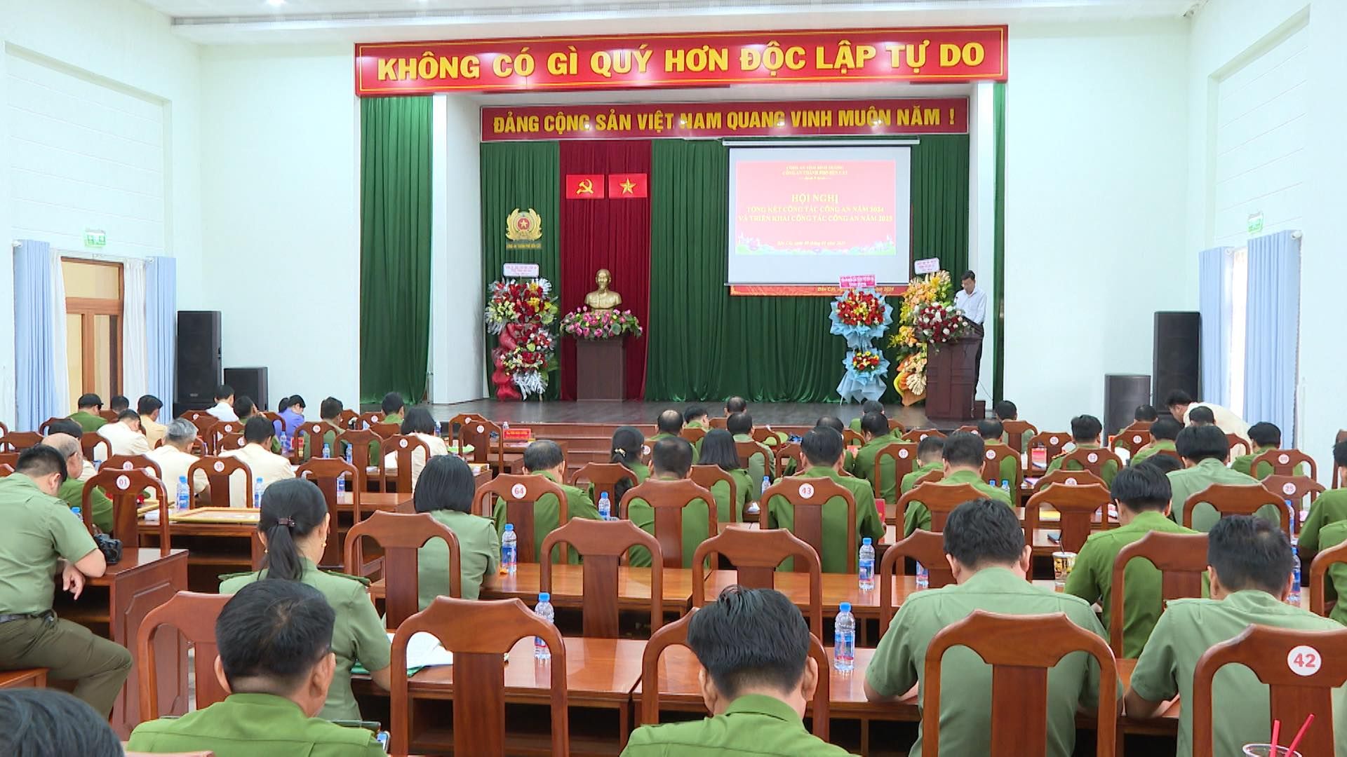 Có thể là hình ảnh về 2 người, cái bục và văn bản