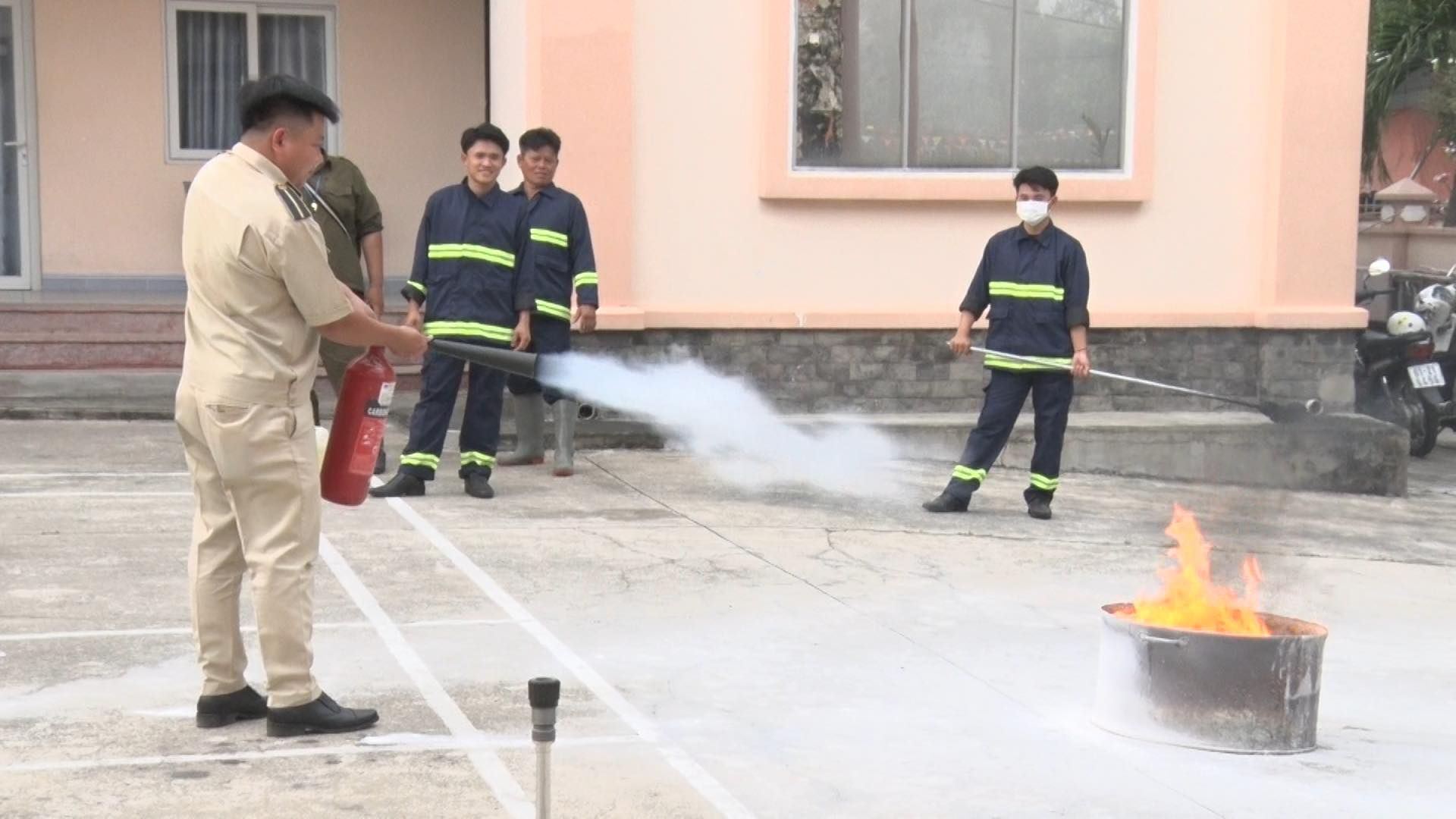 Có thể là hình ảnh về 4 người và ngọn lửa