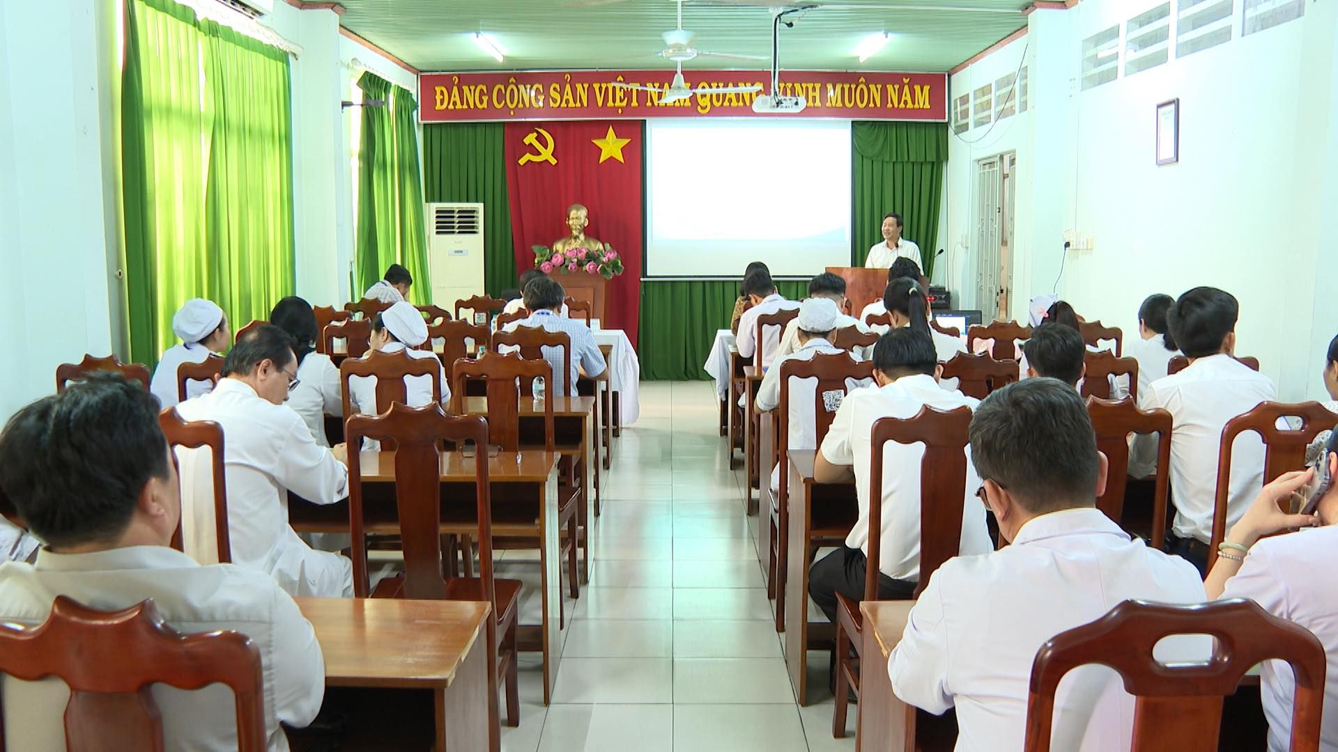 Có thể là hình ảnh về 8 người, mọi người đang học, bệnh viện và văn bản