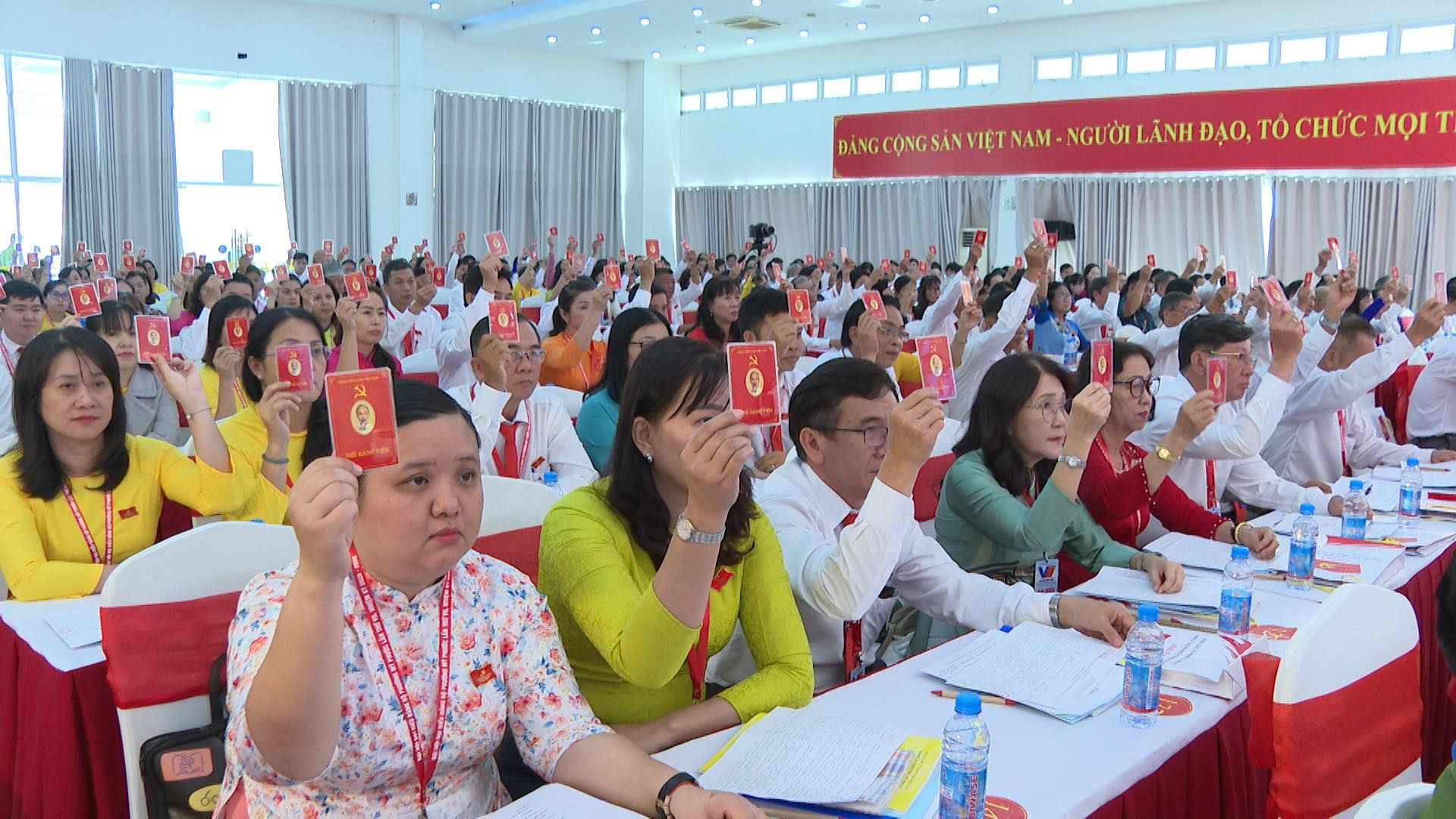 Có thể là hình ảnh về một hoặc nhiều người và văn bản