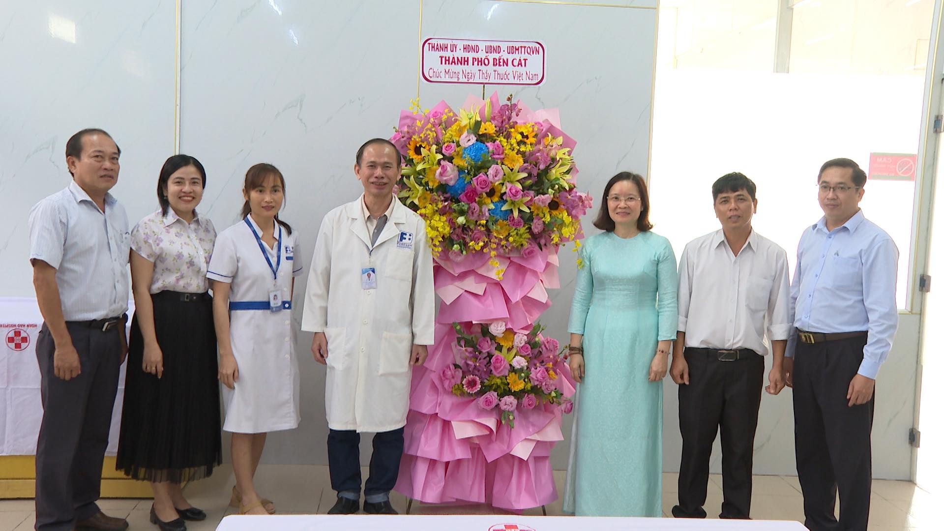 Có thể là hình ảnh về 7 người, bệnh viện và văn bản