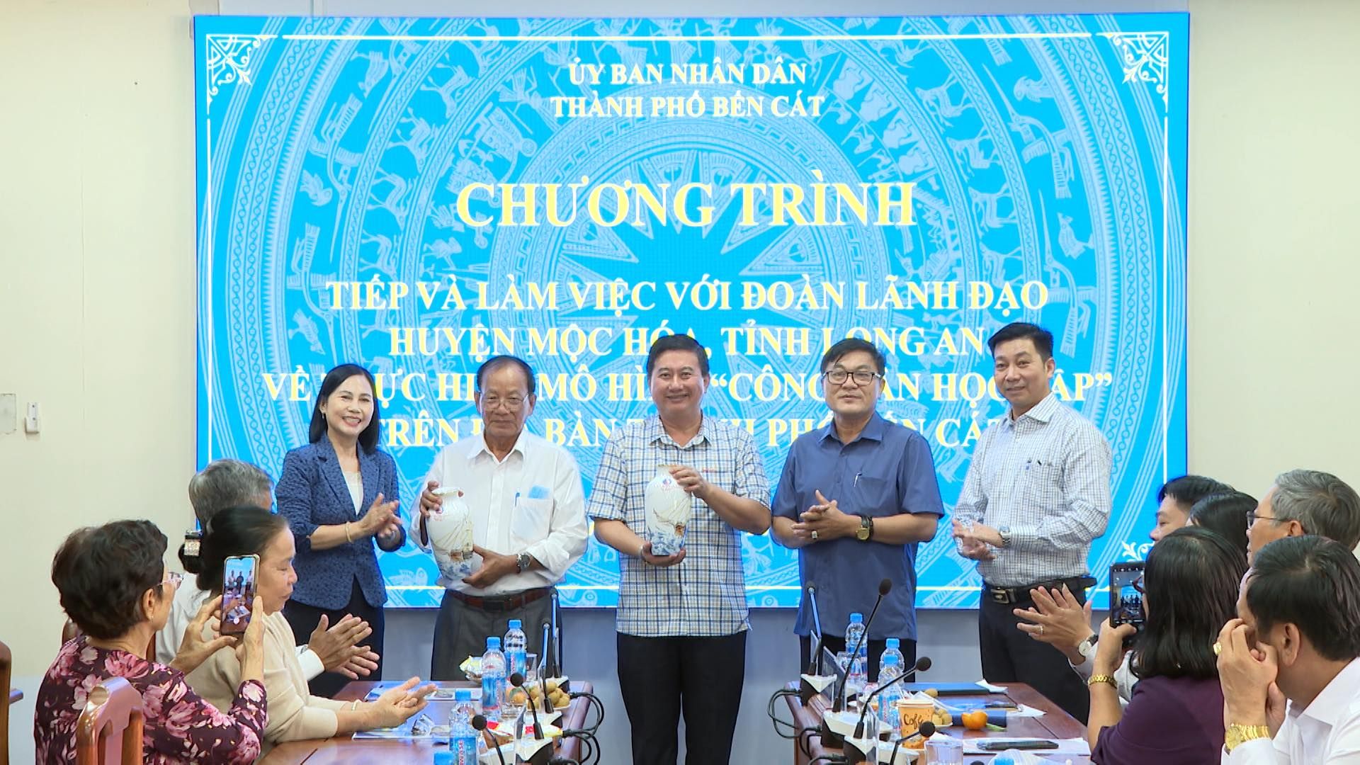 Có thể là hình ảnh về 10 người và văn bản