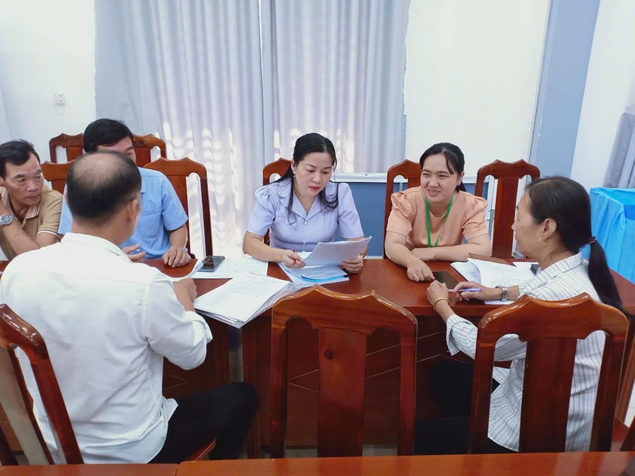 C&oacute; thể l&agrave; h&igrave;nh ảnh về 5 người, mọi người đang học v&agrave; b&agrave;n