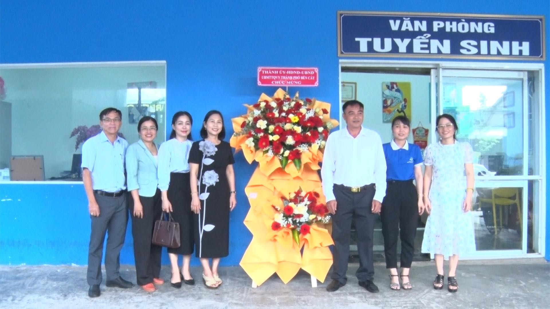 Có thể là hình ảnh về 7 người và văn bản