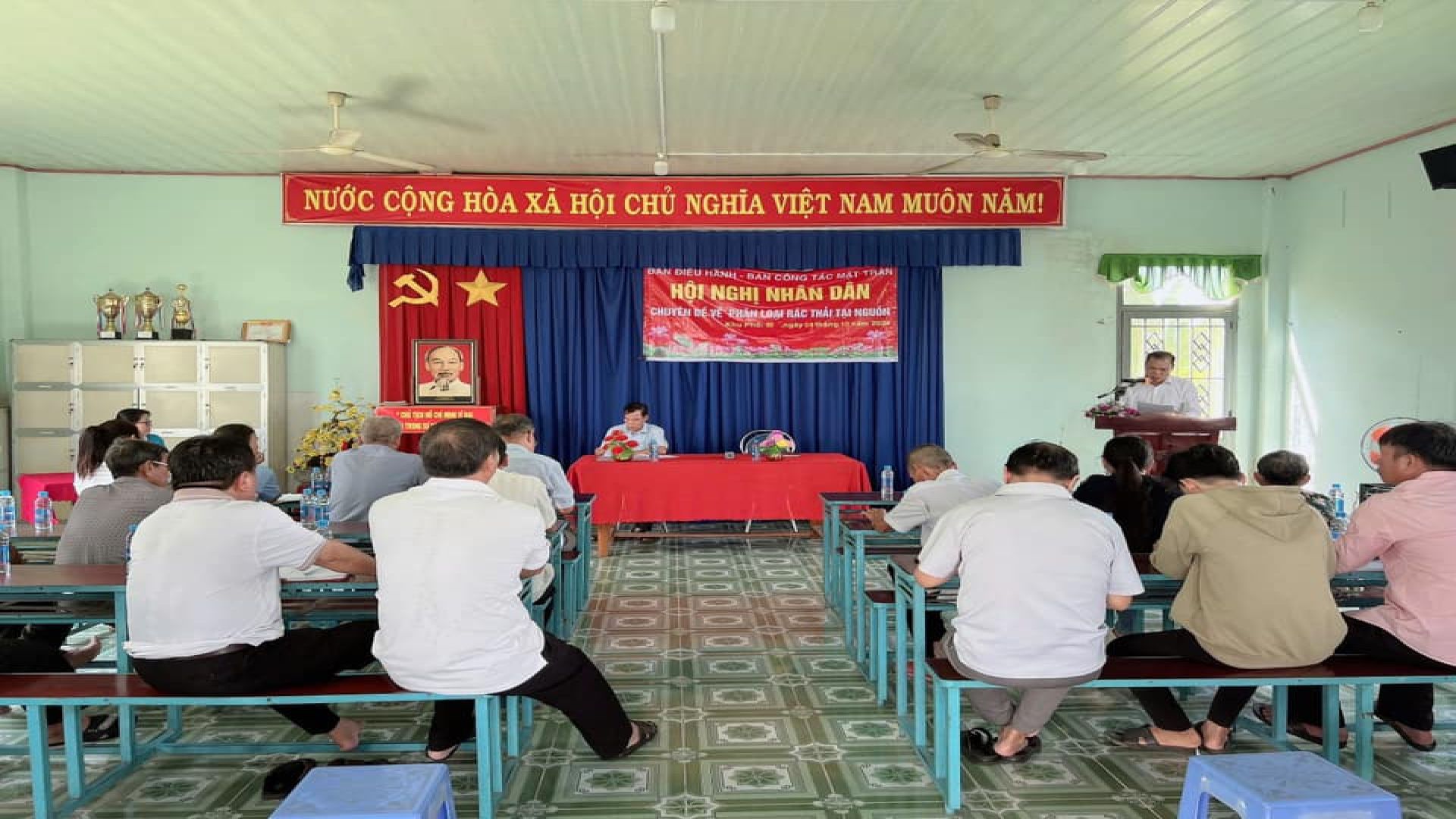 Có thể là hình ảnh về 11 người, đền thờ và văn bản