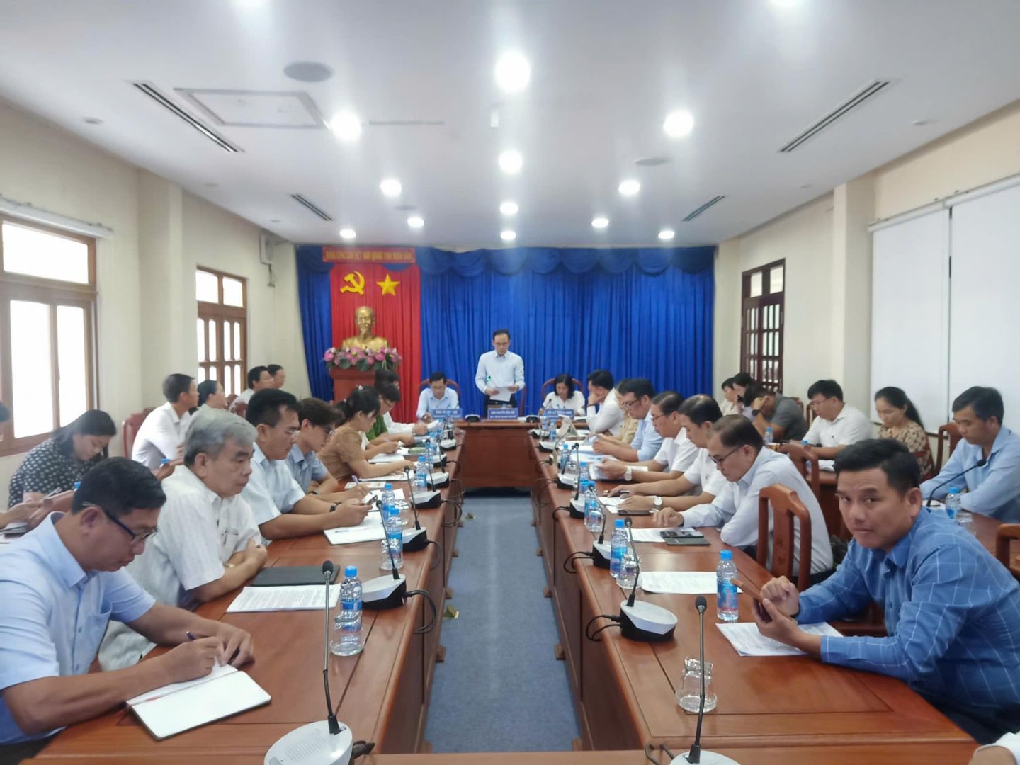 Có thể là hình ảnh về 9 người và mọi người đang học