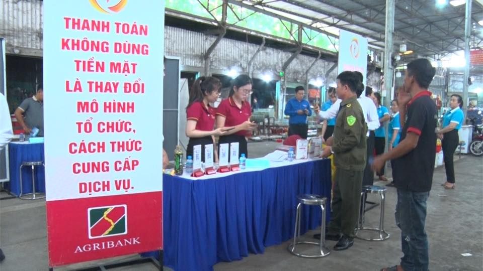 Có thể là hình ảnh về 7 người và văn bản