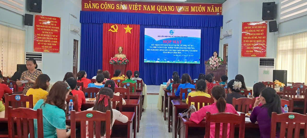 Có thể là hình ảnh về 9 người, mọi người đang học và văn bản
