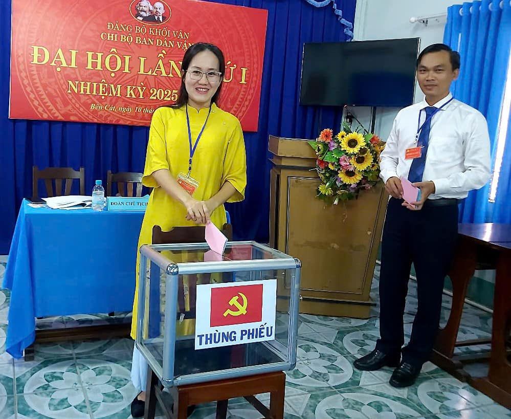 C&oacute; thể l&agrave; h&igrave;nh ảnh về 2 người, ph&ograve;ng tin tức, c&aacute;i bục v&agrave; văn bản