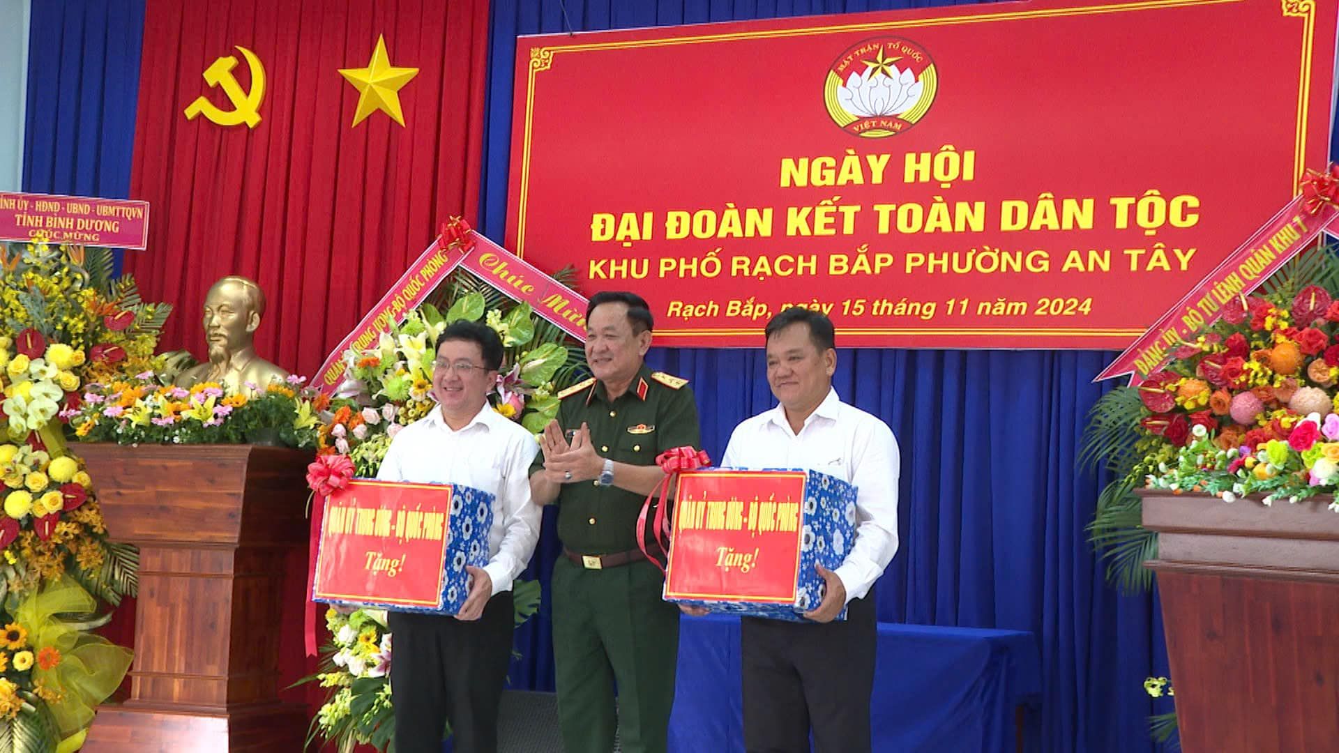 Có thể là hình ảnh về 3 người và văn bản