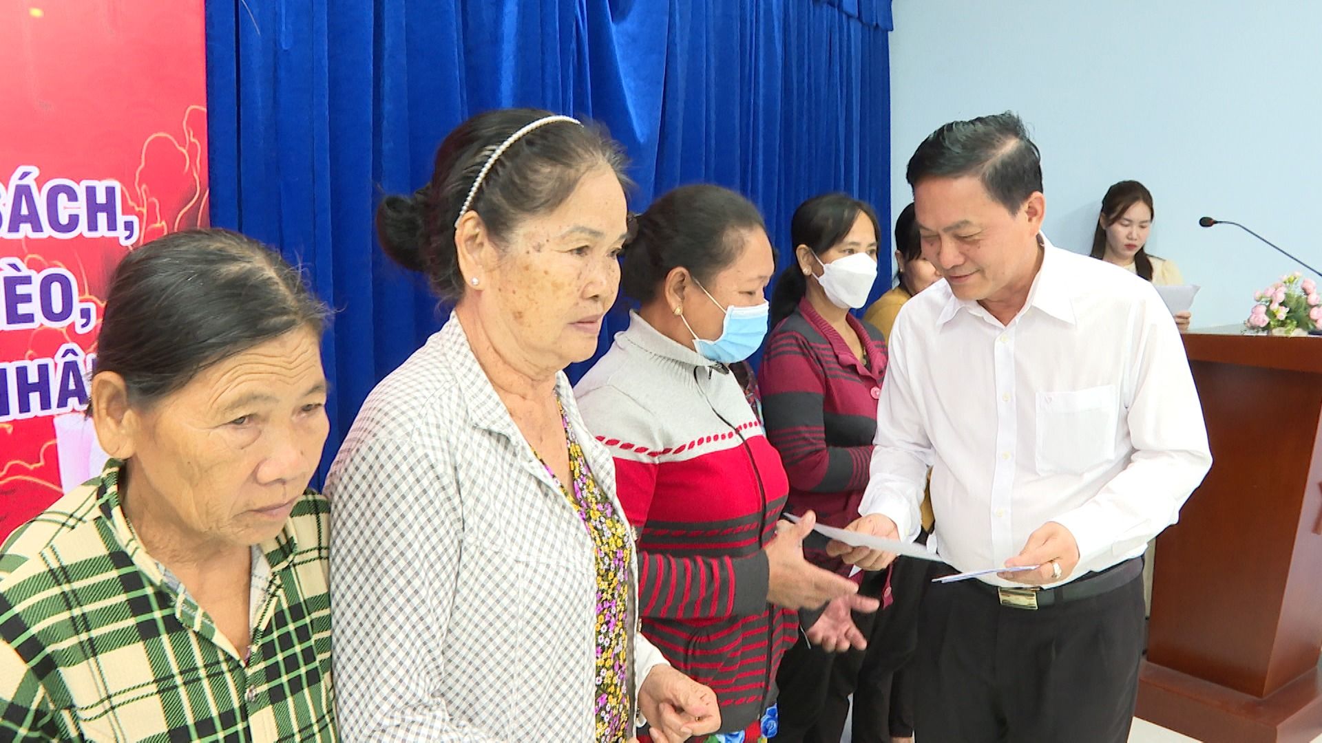 Có thể là hình ảnh về 4 người, cái bục và văn bản