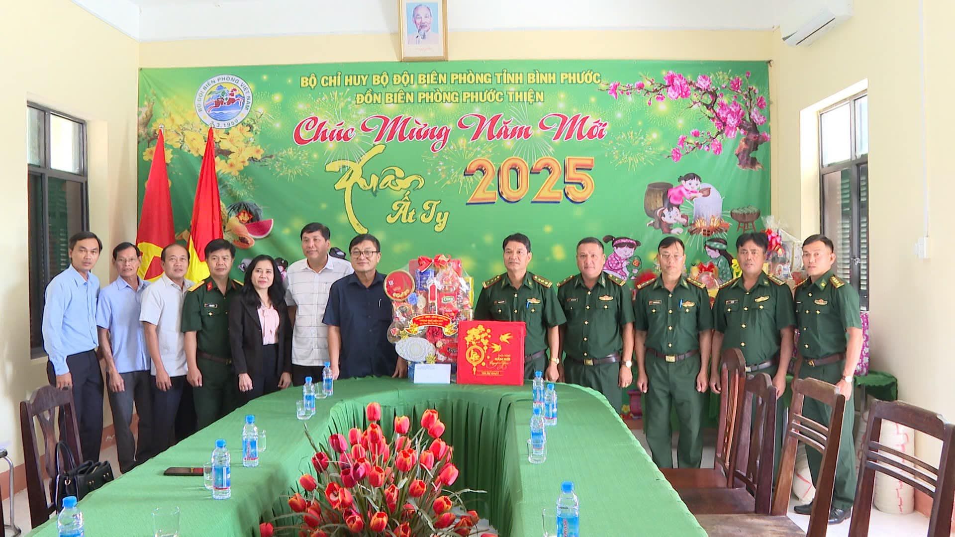 Có thể là hình ảnh về 12 người, cây và văn bản