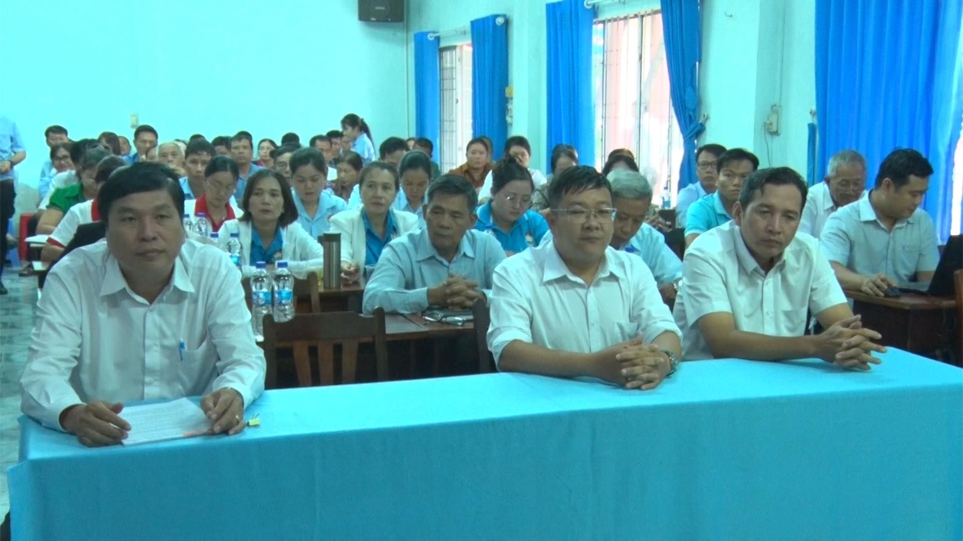 Có thể là hình ảnh về 5 người và mọi người đang học