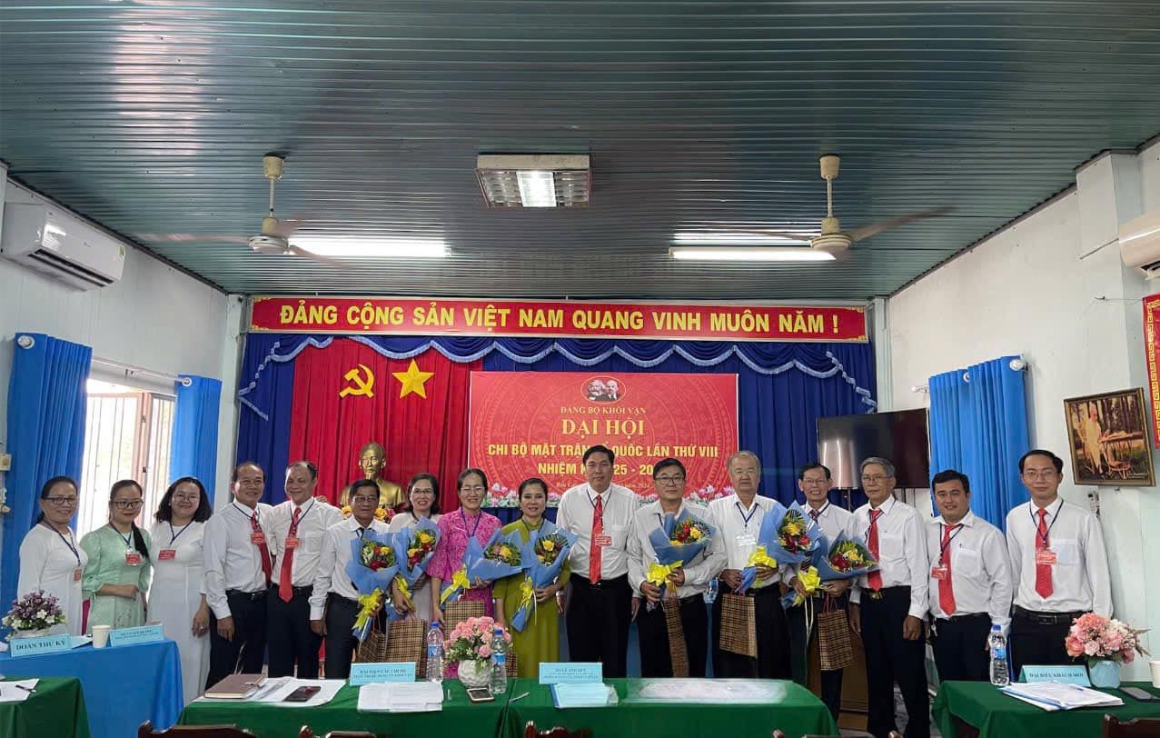 Có thể là hình ảnh về 16 người và văn bản