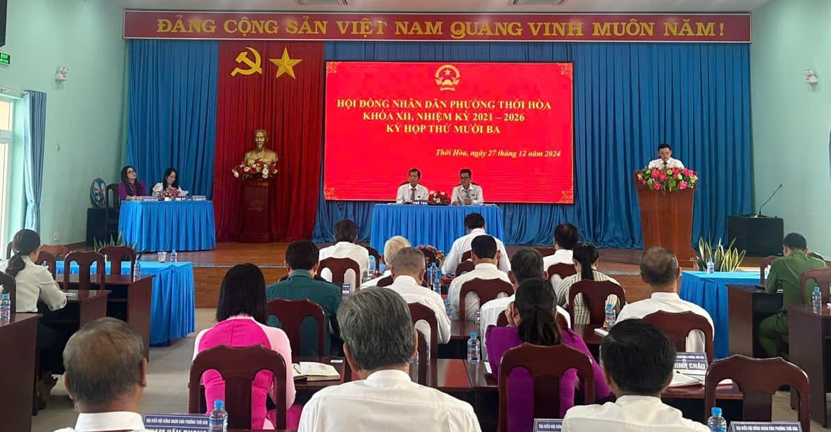 Có thể là hình ảnh về 9 người và văn bản