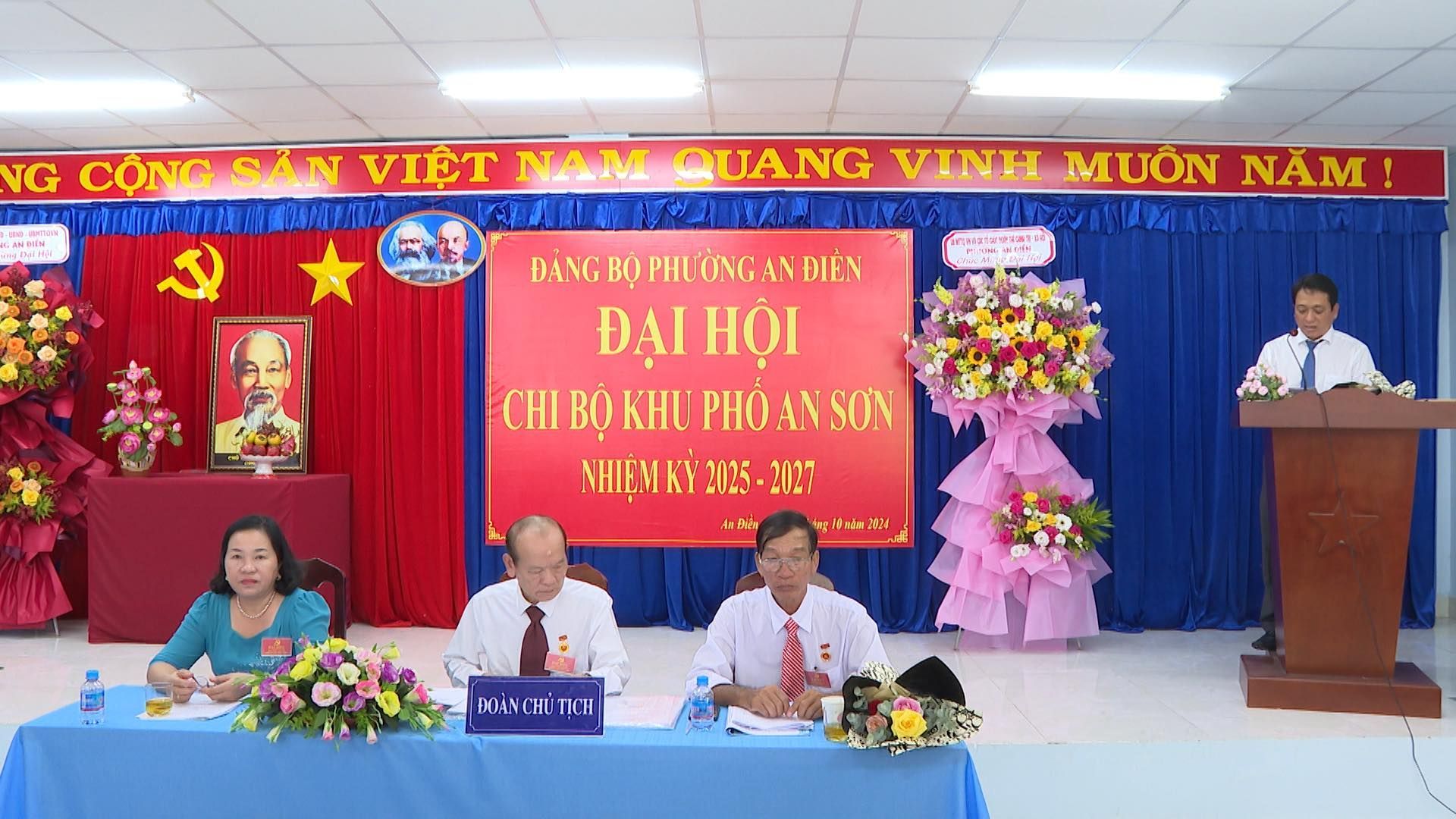 Có thể là hình ảnh về 5 người, cái bục và văn bản cho biết 'NG CỘNG SAN VIỆT NAM QUANG VINH MUÔN NĂM ! シ.及团消隊員 ĐÁNG BỌ PHƯỞNG AN ĐIỀN ĐẠI HỘI CHI BỘ KHU PHÓ AN SƠN NHIỆM KY NHIỆMKY2025-2027 2025-2027 2027 2025 Diêu DOÀNCHU nH CHỦ nCH'