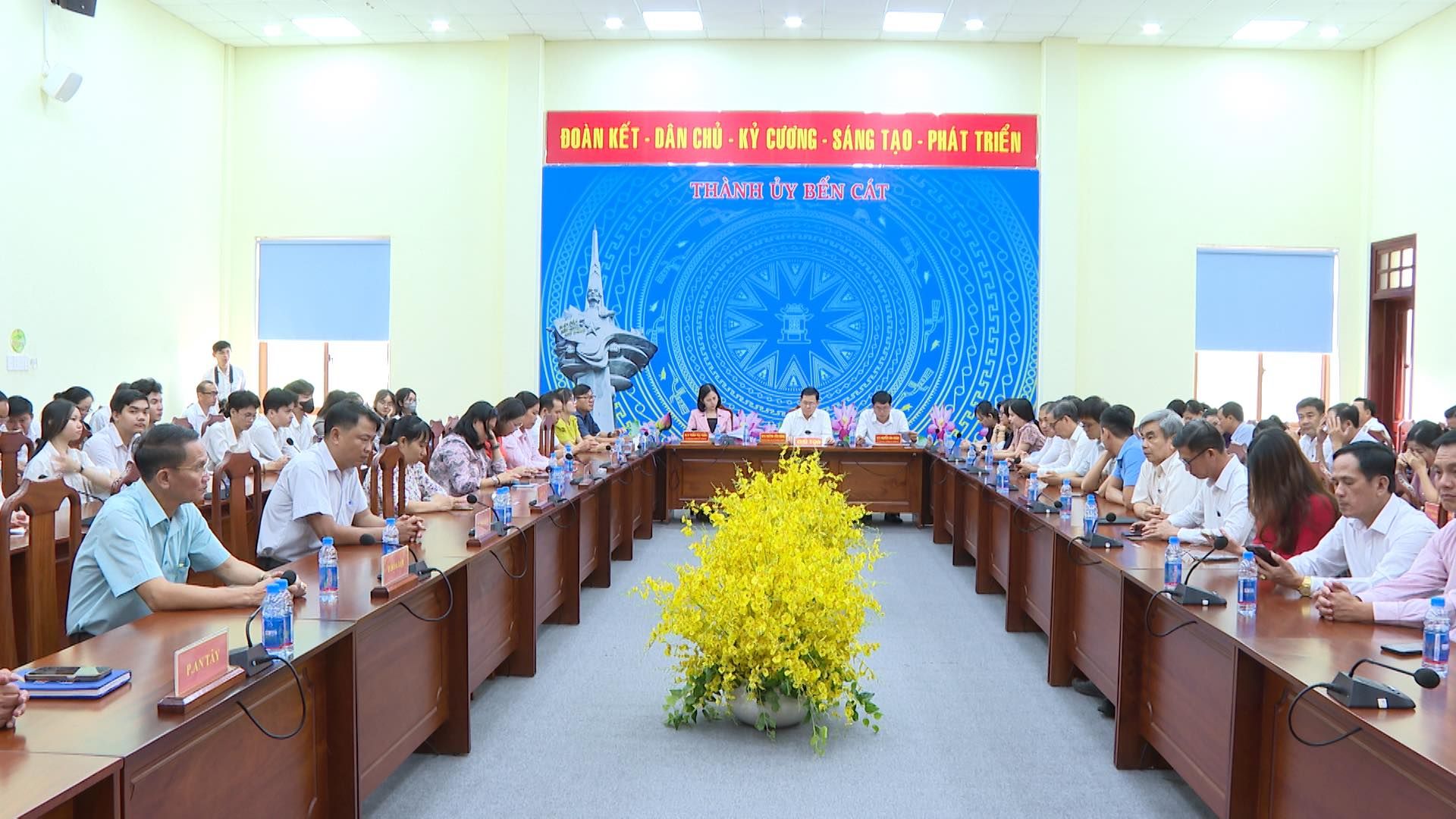 Có thể là hình ảnh về 9 người, cái bục và văn bản