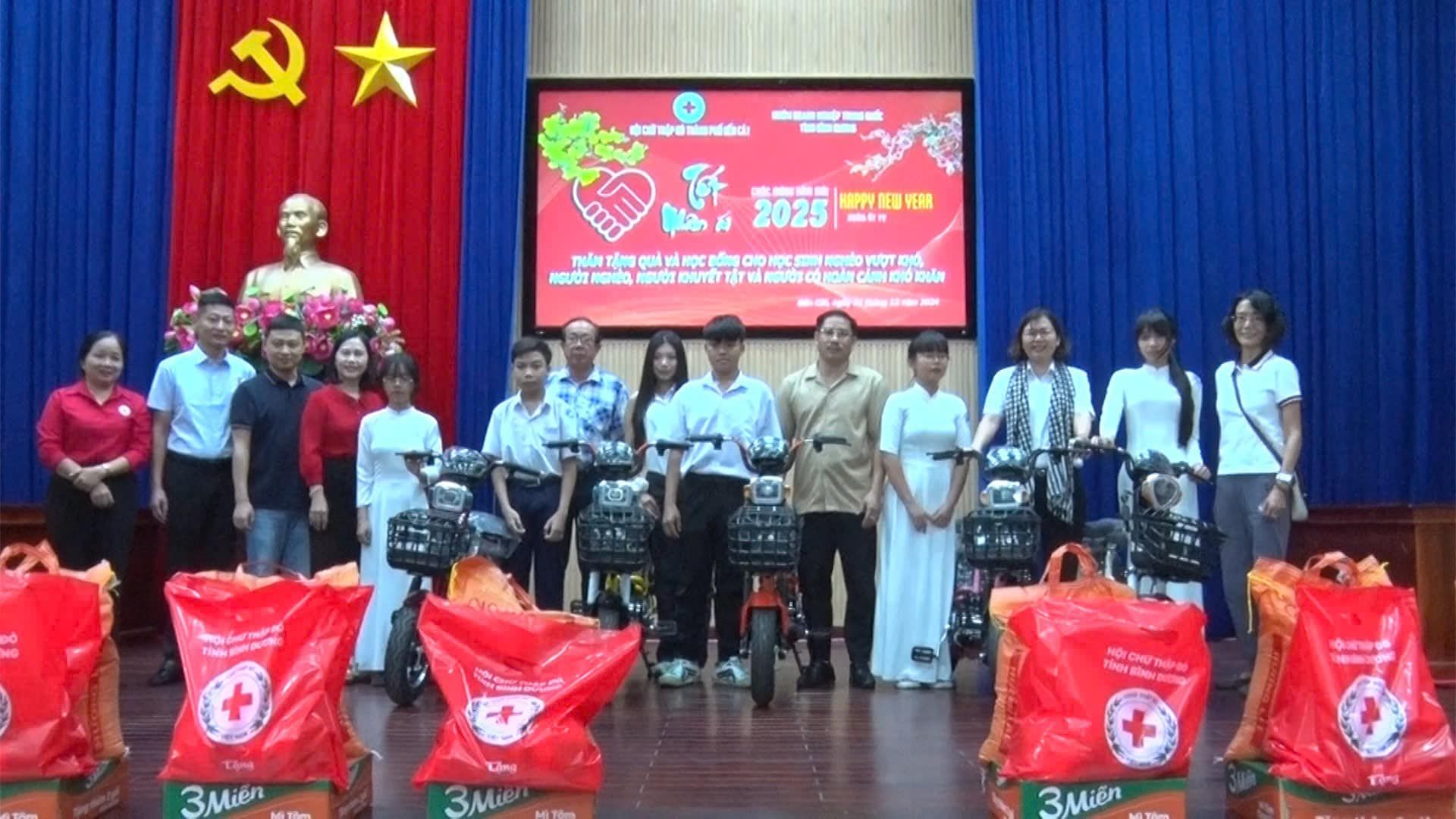Có thể là hình ảnh về 14 người và văn bản