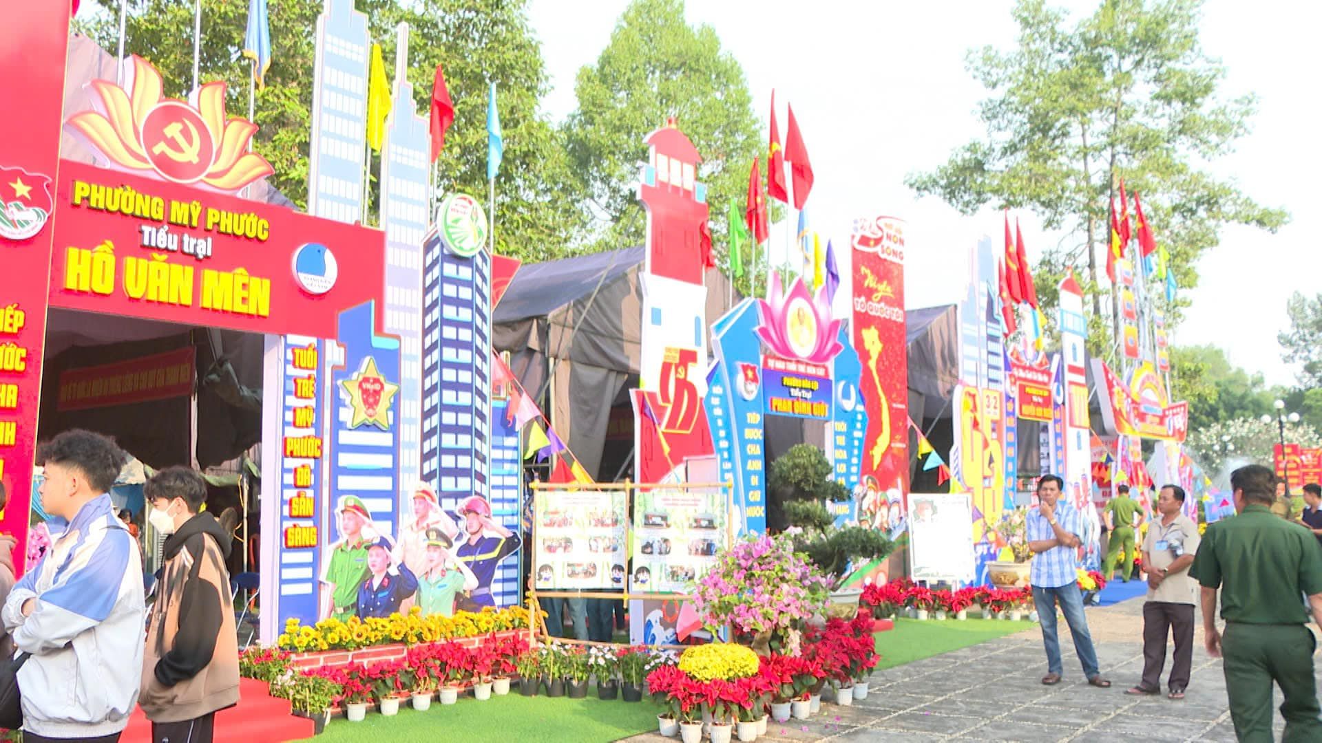 Có thể là hình ảnh về 7 người và văn bản cho biết 'PHƯỜNG ΜΥ PHƯỚC HỒ UĂN MÊN Tiếu trại 印 立 IR 中国品限 SRA N 마일'