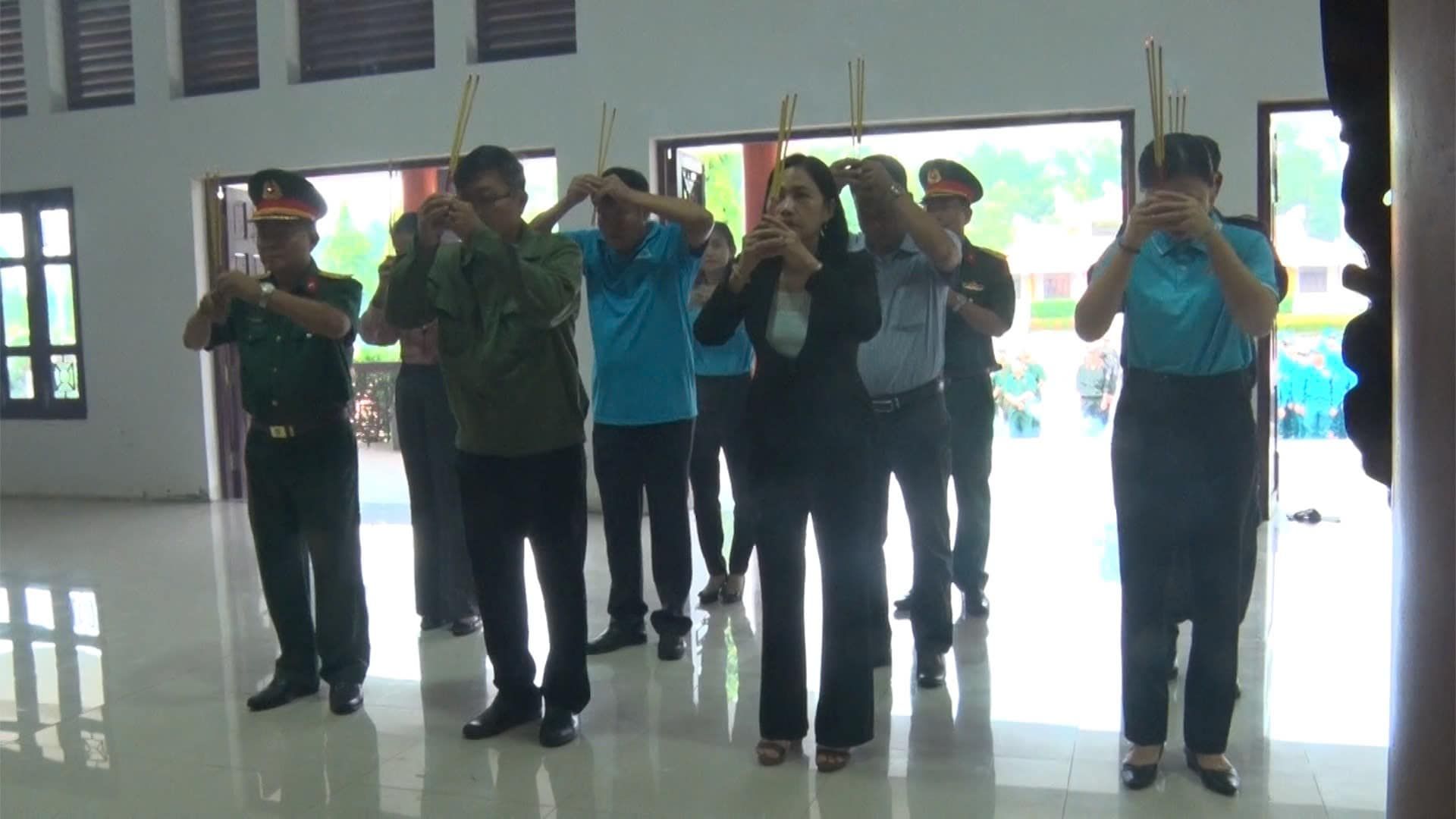 Có thể là hình ảnh về 7 người, kèn trumpet, kèn clarinet, kèn oboe và sáo