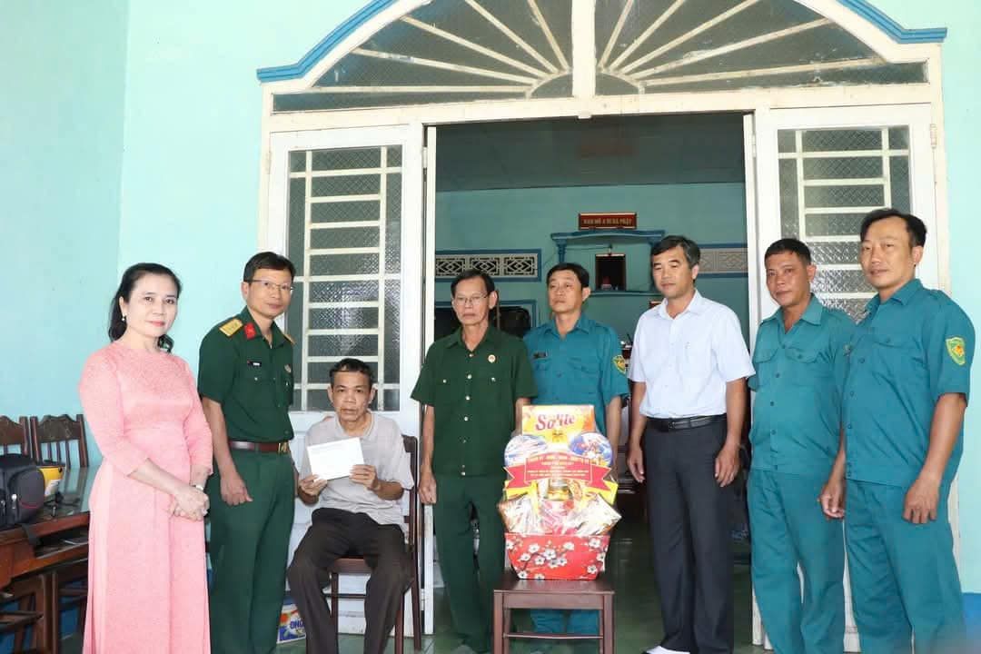 Có thể là hình ảnh về 8 người và văn bản