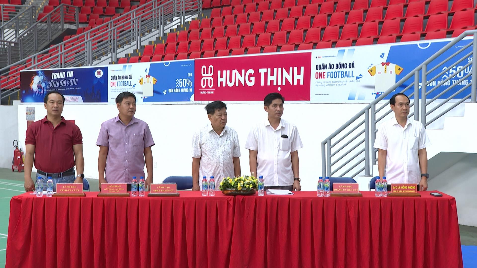 Có thể là hình ảnh về 6 người và văn bản